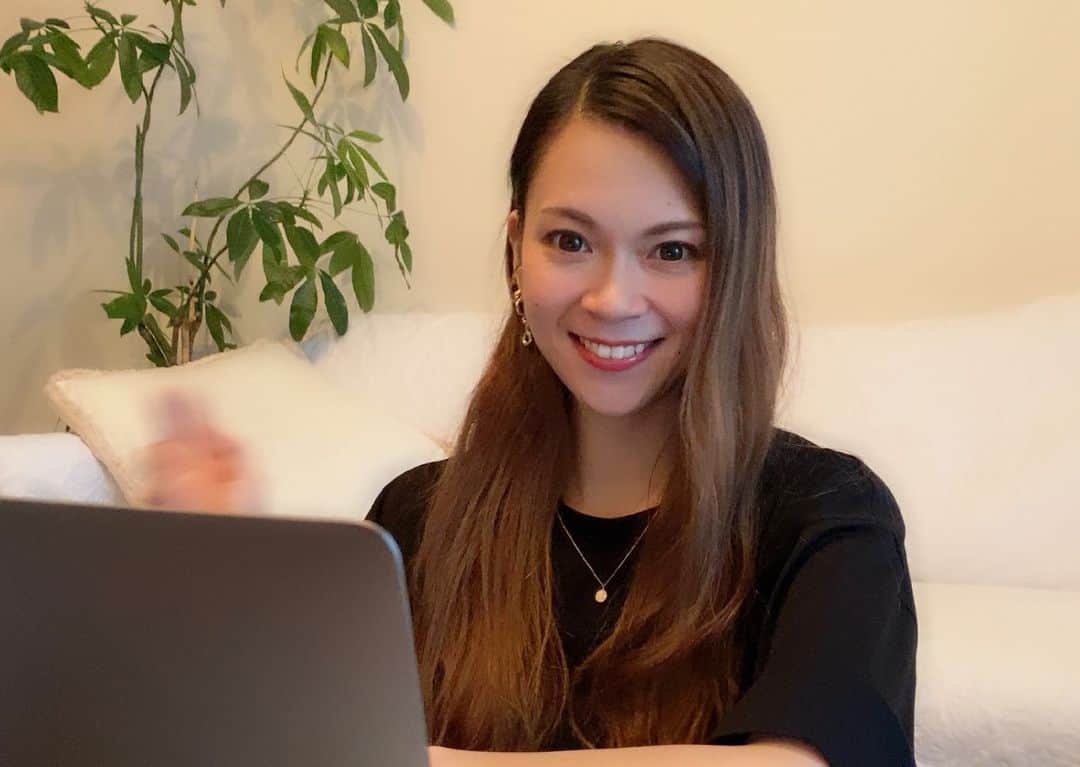 小柳ゆきのインスタグラム：「みなさん、お元気ですか？ 私は元気です😌 先日ロンドンのナオミさんのラジオに呼んで頂きました！ . . ロンドン大変な状況ですが、元気そうなナオミさんとお話しできてとっても嬉しかったです🤩 まあ、実はラジオ収録する何日か前に電話で2時間くらい話したのですが😂 . . 本日12:30から順次O.Aです！ 聴ける方は是非✌️  https://sweet-naomi.com/radio,5.html」