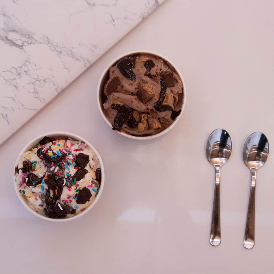 コールド・ストーン・クリーマリーのインスタグラム：「One for you, one for me! Order your favorite Creations™ online today. Link in bio!」