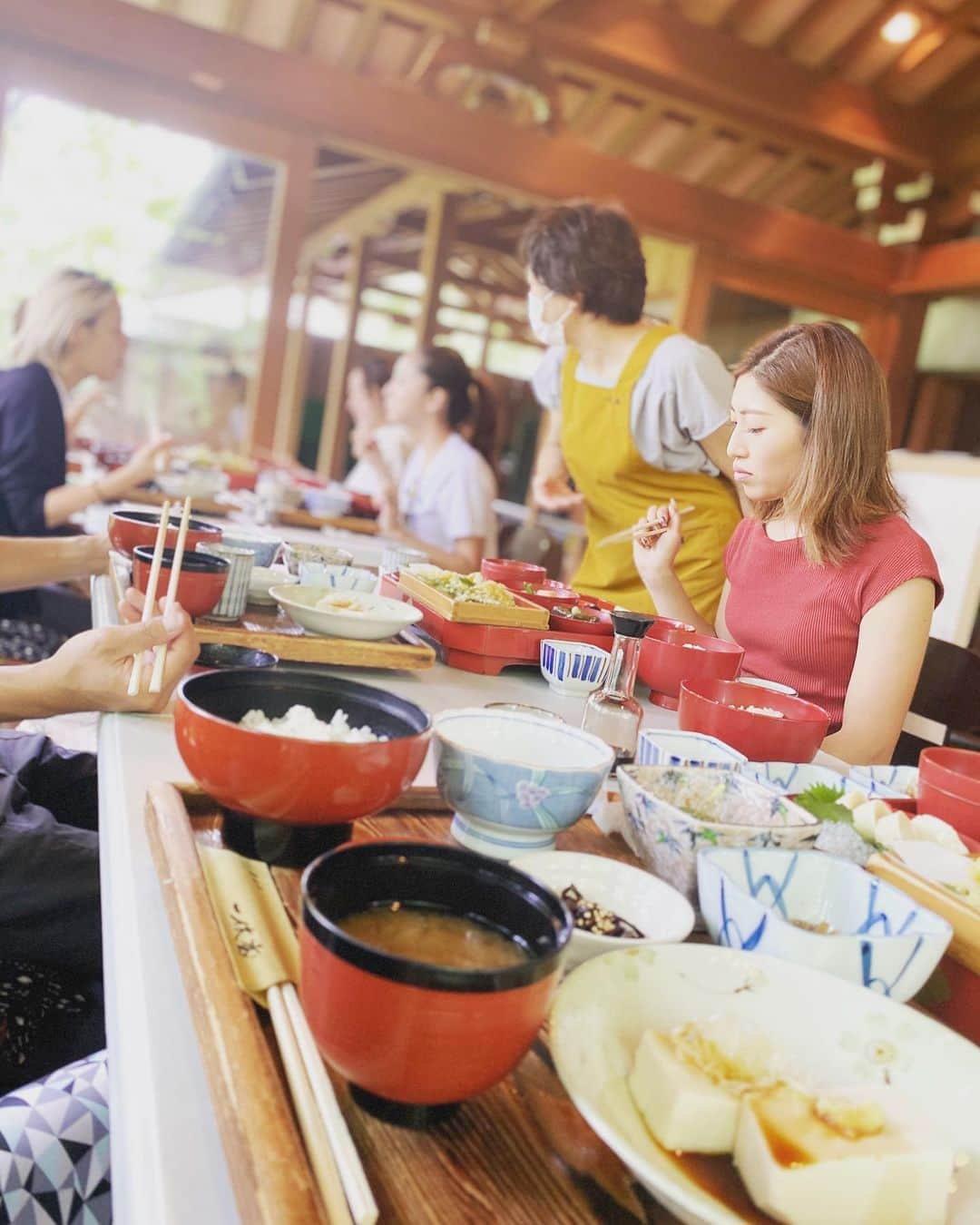 渡辺由布子さんのインスタグラム写真 - (渡辺由布子Instagram)「🍱 ・ 精進料理、人生初体験。  元々は仏教の戒に基づき、殺生や煩悩への刺激を避けるために調理された料理。 質素なイメージだったが、見た目にも美しく、思いがけず心もお腹も満たされた。  早起きして、坐禅とヨガを終えて、朝食に精進料理で浄化される。  かなしいかな、歳を重ねると日常の中で“初体験”の事柄が少なくなりがちだが、いくつになっても好奇心は絶やさずにいたいものね。  #恵林寺 #山梨 #甲州 #禅体験 #坐禅 #宿坊  #寺ヨガ #shojinryori  #staytemple  #breakfast #breakfastwithaview  #yoga #yogini #yogainstructor  #zen  📍 @zenandbed #Yamanashi (#山梨) #Kofu (#甲府 ) #🇯🇵」8月1日 8時31分 - watanabe_yuko