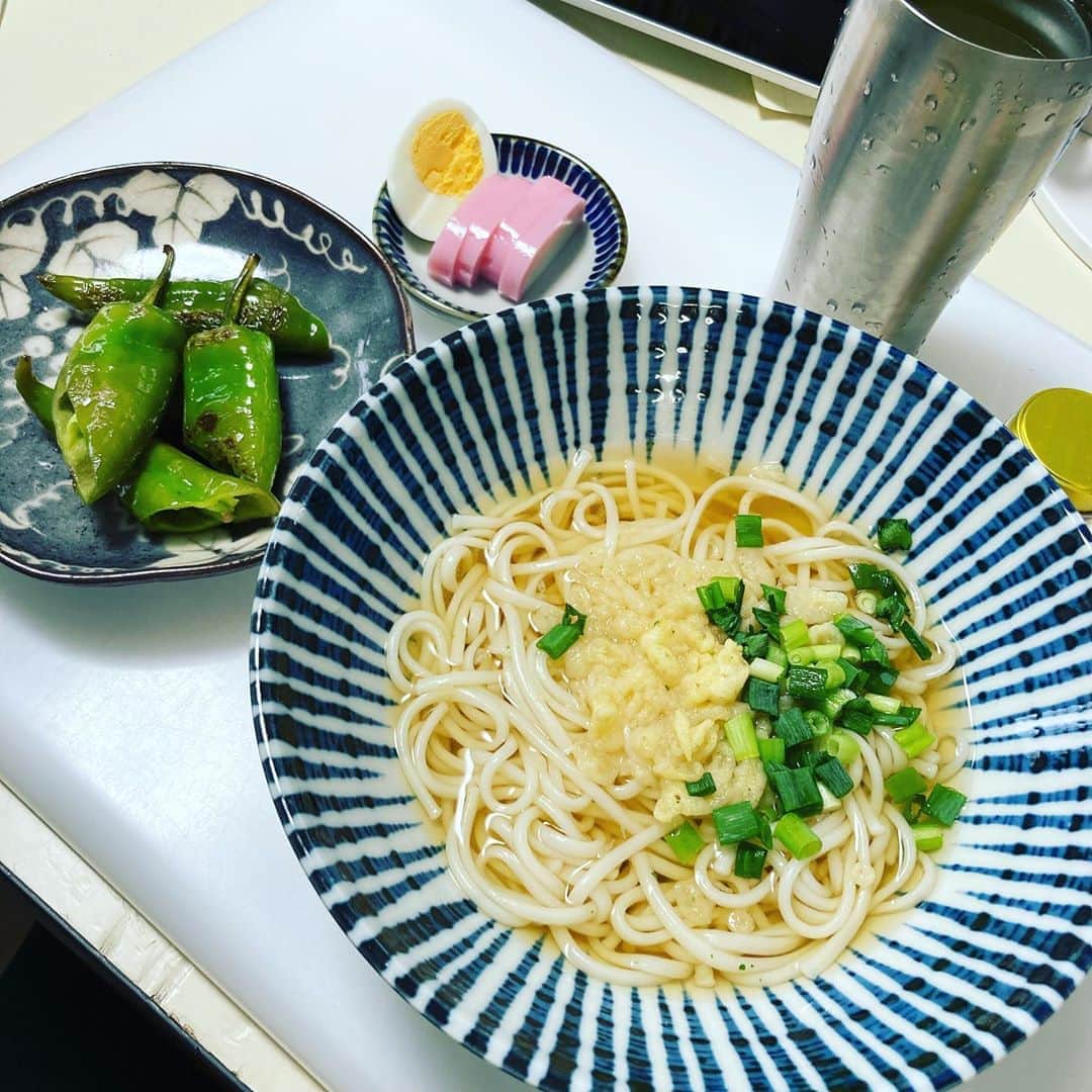 久保ミツロウのインスタグラム：「米と麺と副菜 麺を茹でたり米を炊く時はいつもSiriに呼びかけてタイマーセットしています。」