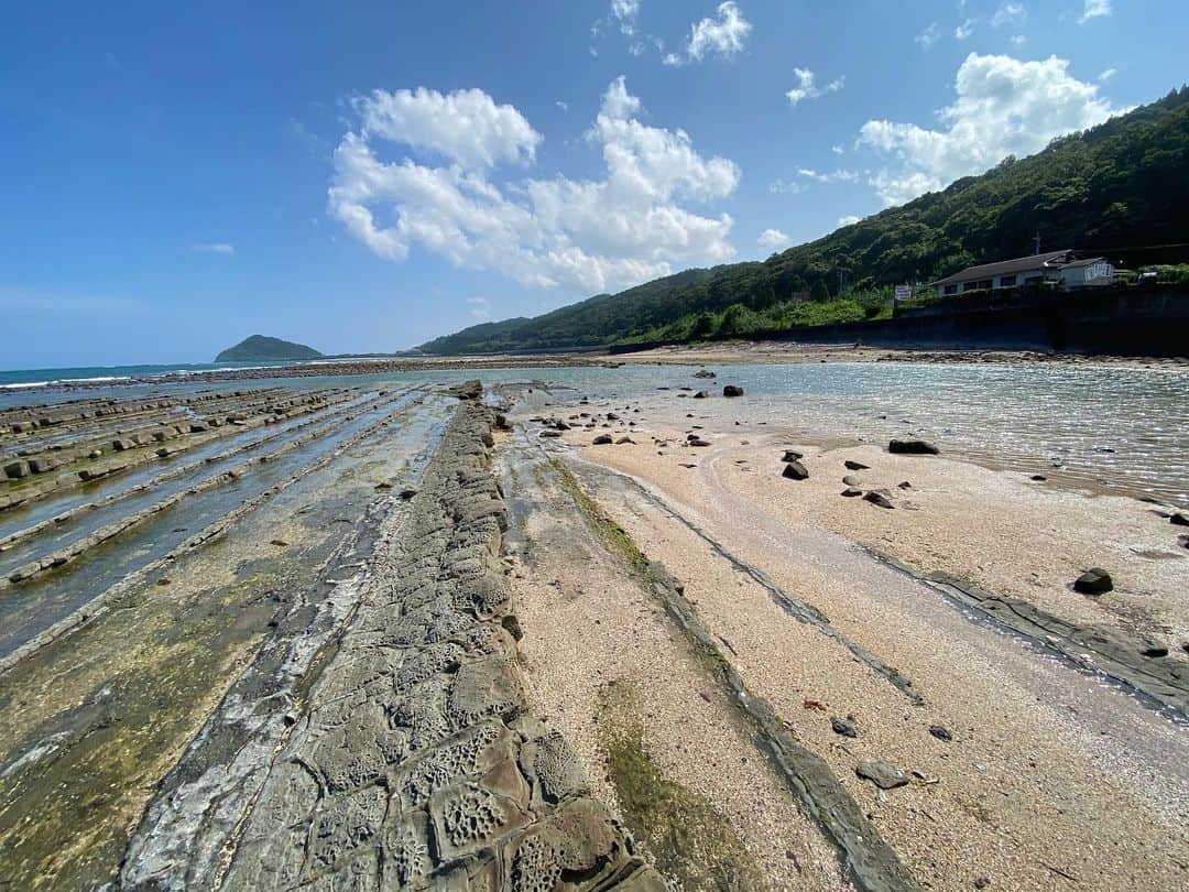 のインスタグラム：「宮崎のなとぅ2020🏖🌈  宮崎は太陽のパワーが強すぎて、ちょっと外に出ただけで日焼けしちゃうの👩🏾‍🦱 大人になって初めて顔の皮がむけてビックリ😂 日焼け止め塗っててもすぐ真っ黒になっちゃう。 それでも、宮崎チャリLIFEは最高だからやめれない！笑🤙🏾🔥  夏始まったばっかりだけど、既に真っ黒🌞  #内海#日南#宮崎#南国#miyazaki#myzklife #myzk #インスタ旅行#国内旅行#japantrip#海#旅行記 #旅行写真 #日本旅行 #卒業旅行#海#beach#ビーチ#旅行#田舎暮らし #南国暮らし#japantravelphoto」