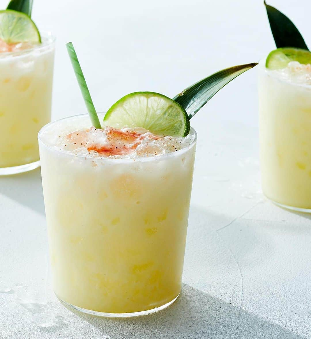 マーサ・スチュワートさんのインスタグラム写真 - (マーサ・スチュワートInstagram)「Nothing says summer cocktail quite like a piña colada. 🌴 Ours is shaken, not blended, and the end result transports you to a tropical island. Get the full recipe at the link in bio and serve it poolside this weekend! 📷: @bryangardnerphotography」8月1日 8時36分 - marthastewart