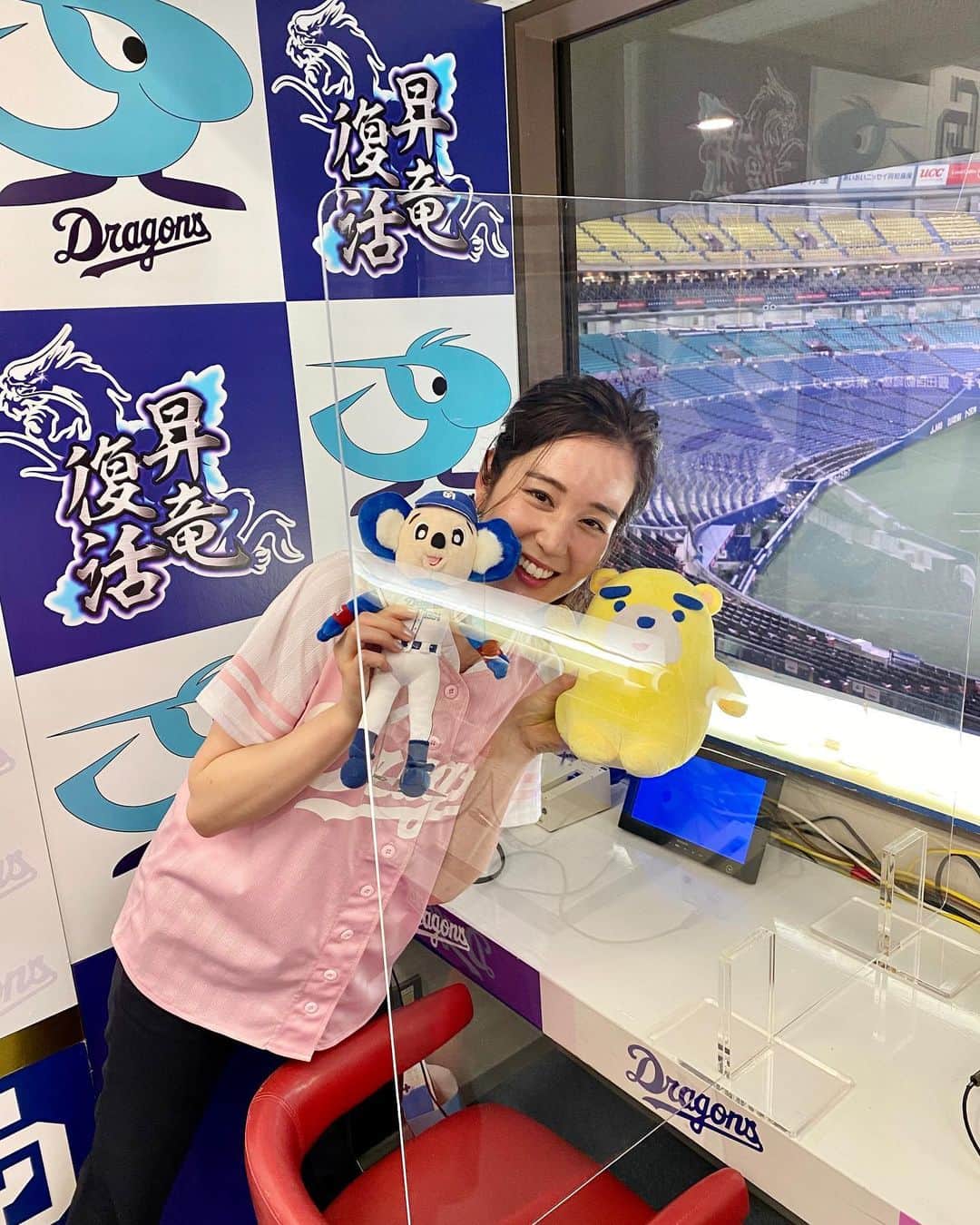 宮武紗里のインスタグラム：「. 勝野投手にやっと勝ち星がぁぁあっ😂✨✨ . そして、大島選手の頼もしいバッティング🙏✨✨ . ボイメンのお二人の声援も届いたみたいです🙌 . #ドラゴンズ #ドラHOT＋ #宮武紗里 #ボイメン #本田剛文 さん#土田拓海 さん」