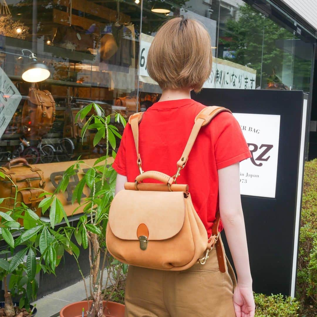 HERZ ヘルツさんのインスタグラム写真 - (HERZ ヘルツInstagram)「こんばんは！ヘルツ大阪店です🌱 . 期間限定の起毛革『ヌバック』の商品から おすすめリュックを紹介いたします！ . こちらの2点は小さめサイズのため、 女性でも背負いやすいです✨ どちらも肩当て付き&ツートンカラーの特別仕様です🙆‍♀️ . 代引き等でご配送も可能ですので、 ぜひお問い合わせくださいませ。 ※こちらの商品に関するお問い合わせは 大阪店までお願いします。 . . #ヘルツ #ヘルツ大阪店#ヘルツ大阪店の今日この頃  #革 #革小物#革鞄 #革製品 #レザーバッグ  #ヌバック #リュック #herz #herzbag #learher #leatherbelt #leathergoods #madeinjapan #handmade」8月1日 19時27分 - herz_bag