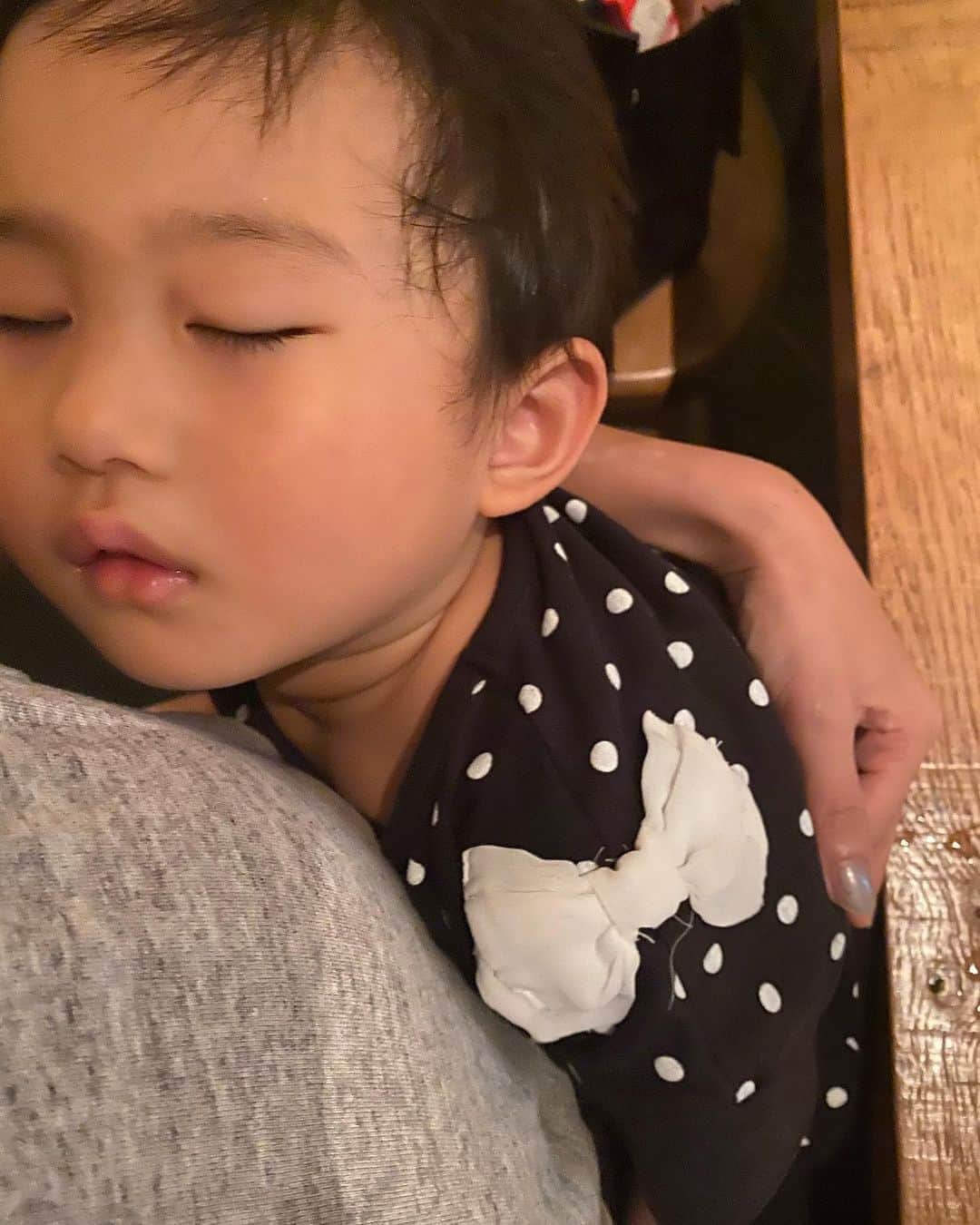 優木まおみさんのインスタグラム写真 - (優木まおみInstagram)「食事中、昼寝してなくて、眠くなったーという次女を抱っこしたらすぐ寝た。  あー、この角度からみると、まだ赤ちゃんみたいだなー。  きゅん。  #三歳 #だいぶ重い」8月1日 19時31分 - yukimaomi