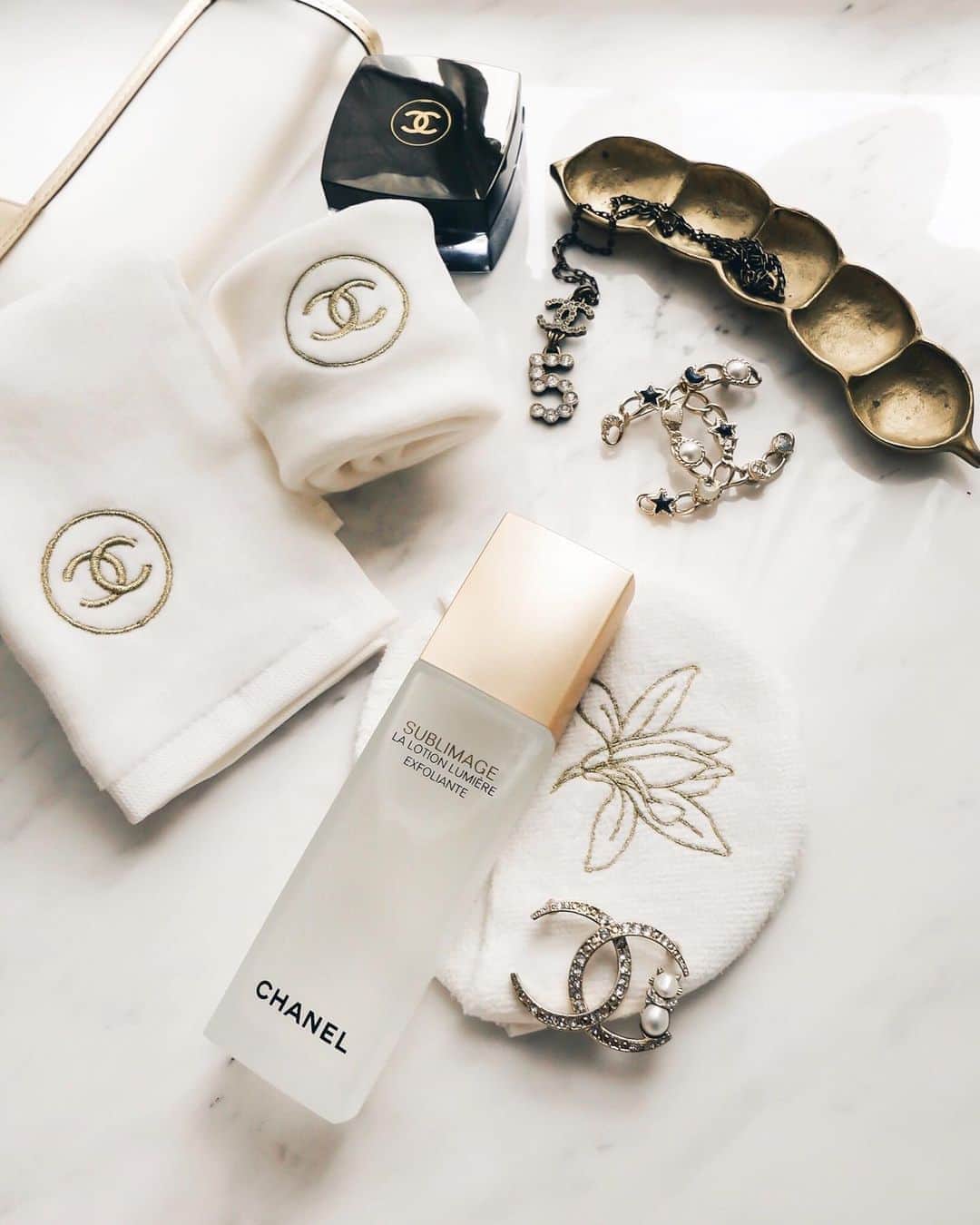 Ruby Kwanのインスタグラム：「Start off the August with #SUBLIMAGE La Lotion Lumimere Exfoliante. It is a jellified water that refines and smoothens skin while hydrating, antioxidizing, and evening the skin texture.  Exactly what I need right now.  Hope everyone has an amazing August ahead. 💫 #rougeclosetbeauty⁠⠀ ⁠⠀ @chanelbeauty #chanelbeauty #chanelskincare⁠⠀」