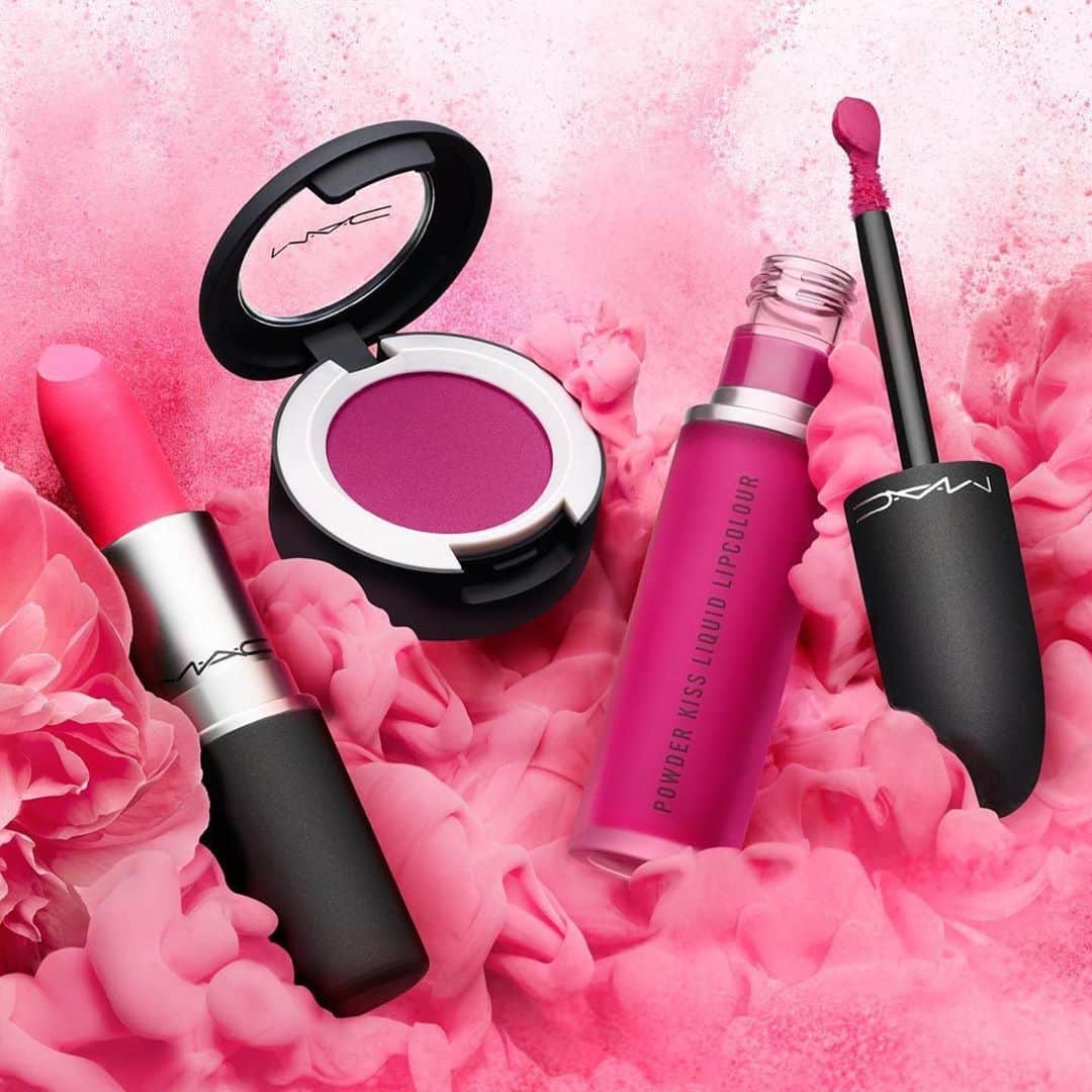 M∙A∙C Cosmetics Japanのインスタグラム：「ミスティマットな仕上がりが楽しめるパウダー キスシリーズ✨ 口もと、目もとに、乾きや重さを感じさせない新感覚のソフトマットな質感を💭💕 ㅤ 【明日まで！#ナショナルリップスティックデー キャンペーン実施中】 公式オンラインショップ／全国のM·A·Cカウンターにて、対象のリップ製品を1点以上ご購入で、「オリジナルデザインポーチ」をプレゼント✨ ㅤ 期間: 7月29日(水)～8月2日(日)  ㅤ 💄対象のリップ製品 ・リップスティック ・パウダーキス リップスティック ・ラブ ミー リップスティック ・パウダー キス リキッド リップカラー ・レトロ マット リキッド リップカラー ・テンダー トーク リップバーム ※上記に該当する限定コレクション製品も対象となります※ ㅤ * 公式オンラインショップにおいて、プレゼントがショッピングカートに表示されますのでご確認ください。ショッピングカートに表示されない場合は、在庫切れとなります。 ㅤ ※プレゼントは数に限りがございます。無くなり次第終了となります。 ※プレゼントはお1人様1会計につき1回までとさせて頂きます。 ㅤ 【公式オンラインショップ限定特典】 ☑︎初回ご購入のお客様へ10% OFFクーポンをプレゼント （クーポンコードwelcome） ㅤ #MACPowderKiss #MACパウダーキス #MACCosmeticsJapan #MACCosmetics #MAC #MACコスメ #マックコスメ #コスメ#コスメ紹介#コスメ好き#コスメレポ #化粧品 #デパコス #コスメ部 #コスメマニア #メイク好き#メイク道具#美容大好き#美容好き#トレンドメイク#夏メイク#メイクテク#MACリップ#リップ#リップメイク#リップスティック#マットリップ#アイシャドウ#アイメイク」