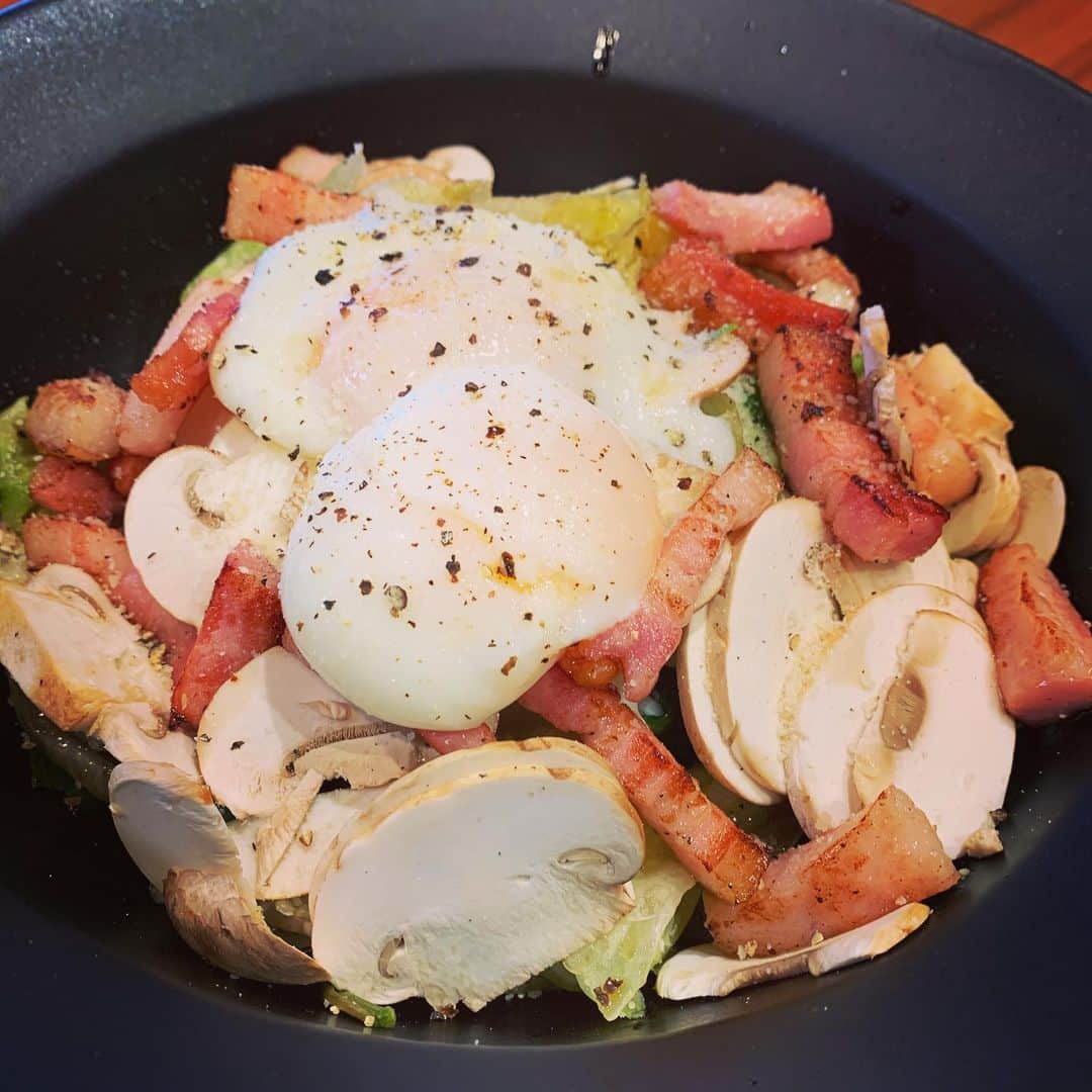 のインスタグラム：「レタス、ルッコラ、ベーコン、パルメジャーノ、生マッシュルーム、温泉卵のサラダ。  #RyotasKitchen #料理男子 #料理好き男子 #男の料理」