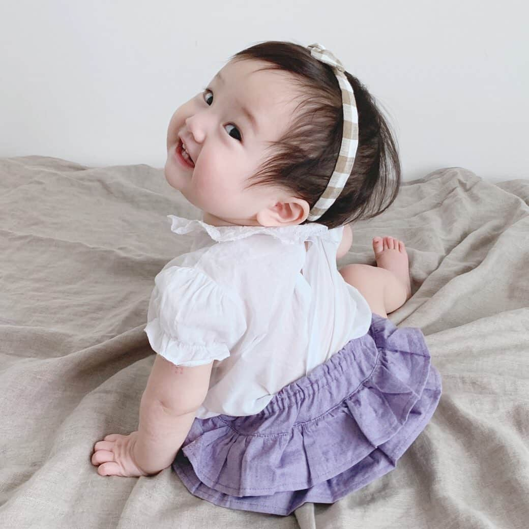 かわいいベビー服・子供服Babychuさんのインスタグラム写真 - (かわいいベビー服・子供服BabychuInstagram)「【こんなに可愛い💖ブルマコーデ】 . べびちゅモデルちゃんのブルマコーデ💕たっぷりお見せします👏 . ブルマってめちゃ可愛いけど、どんなコーデをしたらいいの⁉️🤔 . 悩まなくて大丈夫😉 いつものトップスにヘッドアクセで、こんなに可愛くなれちゃうんです😍 . フリフリお尻で後ろ姿までバッチリ📸 なんと生後半年～3歳ごろまで長ーく楽しめます✨ . 夏素材はもう再入荷なしのものも増えてどんどん売り切れ続出してきてます💦 . 今すぐGETしてこの夏のブルマコーデを楽しんでっ😆 . プロフィール欄のURLから、今すぐべびちゅのHPへGO〜✨✨✨ . . 🌻合わせてチェックしてね！ あの軽量EVAサンダルも登場💕 べびちゅの夏セール開催中♪ . ⏰8月5日（水）23:59まで！ 売りきれごめん！ 急いで～💨 .  #べびちゅブルマ #ブルマコーデ #ベビーブルマ #ベビーブルマならべびちゅ #べびちゅ #babychu #ig_kidsphoto #ig_babyphoto #かわいい #子供服 #ベビー服 #親バカ部 #女の子 #娘 #赤ちゃん #ベビーコーデ #キッズコーデ #ベビーファッション #キッズファッション #出産祝い #baby#babychujp #べびちゅstylingcollection #おうちリゾート #リゾート気分」8月1日 17時59分 - babychu2014