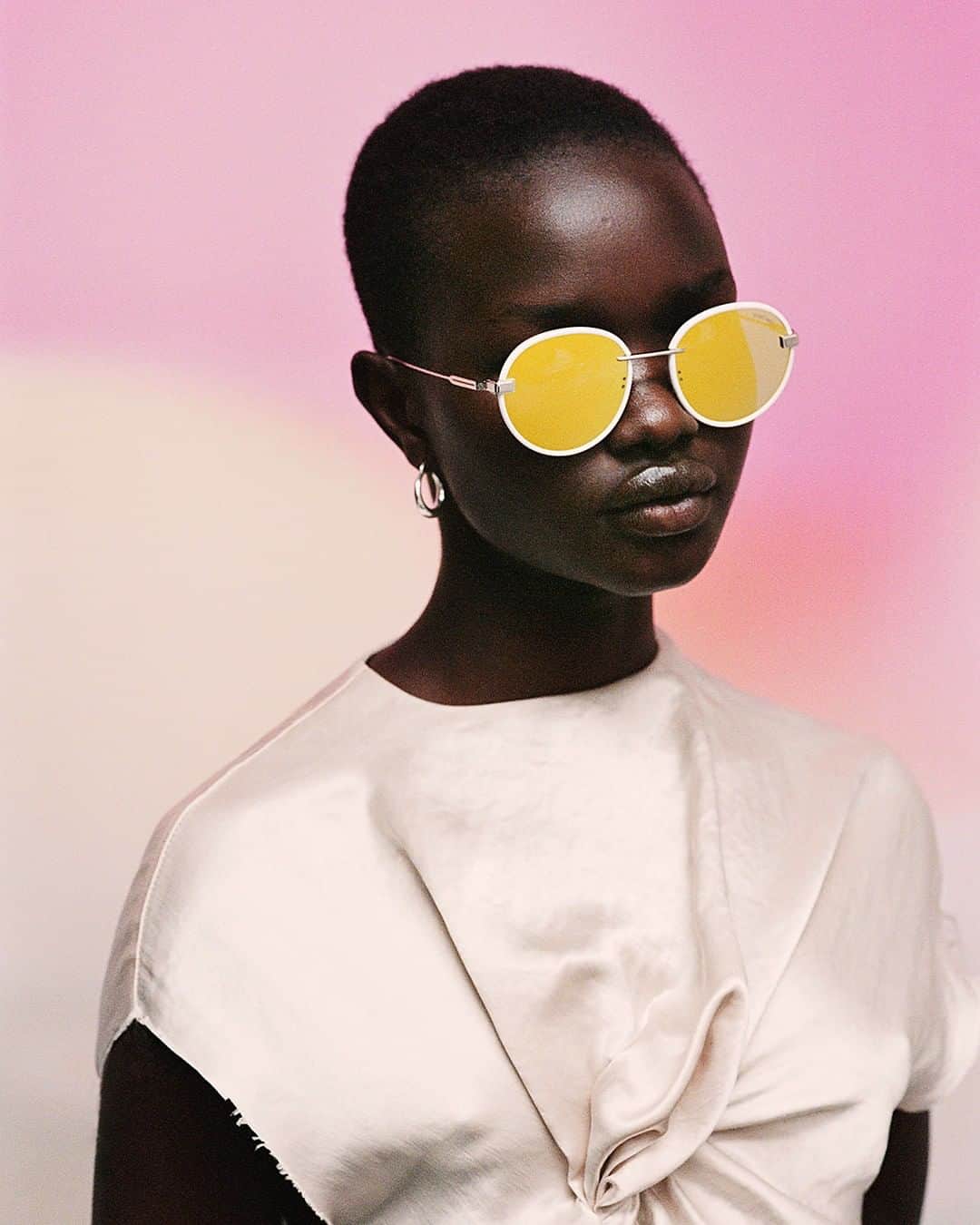リモワさんのインスタグラム写真 - (リモワInstagram)「Lightweight shades featuring the timeless pantos-style RIMOWA Rim Round sunglasses in Yellow Mirrored.⁣⁣ ⁣⁣⁣⁣ ⁣⁣#RIMOWA #RIMOWAeyewear」8月1日 18時00分 - rimowa