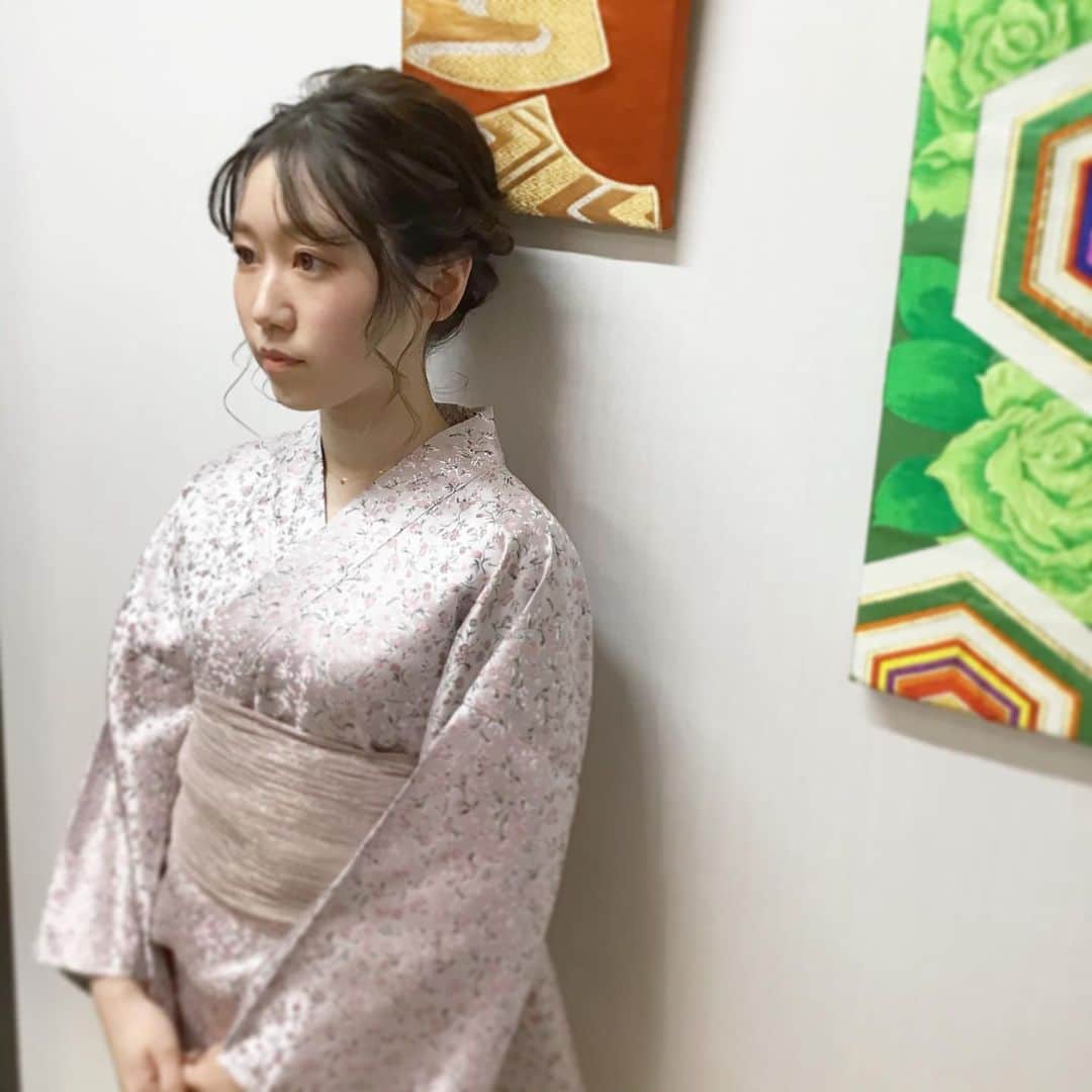 金沢着物レンタルshop心結〜kokoyui〜のインスタグラム：「お持ち込みのお着付けとヘアセットさせて頂きました❤︎  今っぽい色合いのすごくかわいい浴衣のセット😊 色白のお客様にぴったりの淡いカラーです❤︎  お友達もすごく可愛かったのですが写真撮れなくて残念😢  またぜひ金沢に遊びに来てください🥺💕  ⚫︎金沢駅前 着物レンタル心結(ここゆい)  ⚫︎営業時間 : 9:00〜18:00 ⚫︎address : 金沢市本町1-3-39 ⚫︎tell : 076-221-7799 ⚫︎金沢駅から徒歩5分  ⚫︎コインパーキング補助あり  心結の着物一覧▶@kokoyui_kimono 振袖や袴はこちら▶@kokoyui_furisode 七五三やお子さんの着物はこちら▶@kokoyui753 . #着物ヘア #ヘアセット #和服 #着物 #着物コーディネート #きもの #着物女子 #金沢観光」