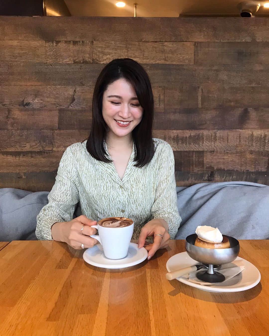後藤夕貴のインスタグラム：「🍮 最近プリンがすきなんだ〜 ㅤ 写真は先日、久々に友人と会ったときの。 いつも私の表情筋動かしてくれてありがとう✌︎ ㅤ ㅤ みなさま8月もよろしくお願いします🌻♡ ＿＿＿＿＿＿＿＿＿ #カフェ #100本のスプーン #プリン #ゆき_code #snidel #157cm」