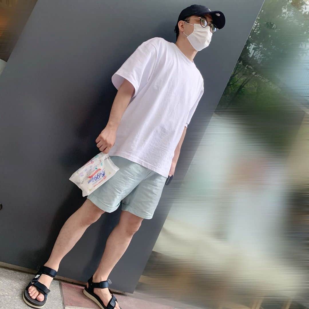 斎藤司のインスタグラム：「久しぶりになりました 毎日おしりふきを片手に頑張ってるよ 最近はH&Mの色だけで着てるよ ほんとに飽き性で困る泣 アイスコーヒー好きなんだけど 全部飲み干したことないよ  だって苦いんだもん 俺にとってアイスコーヒーって  #ファッションだから #hm」