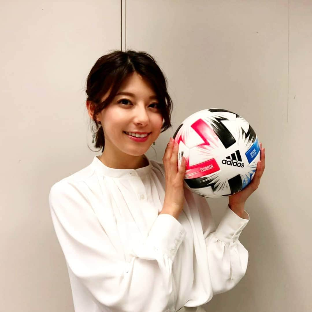 TBS「スーパーサッカー」さんのインスタグラム写真 - (TBS「スーパーサッカー」Instagram)「スパサカ公式instagram開設記念企画 リフティングチャレンジ！！！  サッカー選手なら 誰でもできるリフティングに 経験・未経験問わず、様々な方がチャレンジする企画です！！  今回は「TBSアナウンサー」に協力してもらいました！ いつもＴＶでみているアナウンサー達の普段の様子や意外な一面などご覧ください！！  そして記念すべき第１回は ３年間スパサカのアシスタントを務める 上村彩子アナウンサーがチャレンジしてくれました！！ 限定プレゼントの応募チャンスもあるのでお楽しみに！！  投稿は「明日」です！！奮ってご応募お待ちしております！！  #インスタ開設記念#リフティングチャレンジ #上村彩子#明日１８時ＵＰ予定」8月1日 18時03分 - tbs_super_soccer