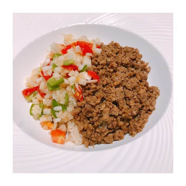 中村秀香のインスタグラム：「先日、#虎谷温子 アナから カレーのスパイスを貰ったので、  虎谷アナおすすめレシピで スパイスキーマカレーを作ってみました🍛✨  できあがりの写真を美味しそうに撮ることを約束したのですが、なかなかうまく撮ることができず…😅  ただ個人的には、貰ったスパイスと、教わったレシピのおかげでとても美味しくできたので、大満足です😭✨  また作ります！！」
