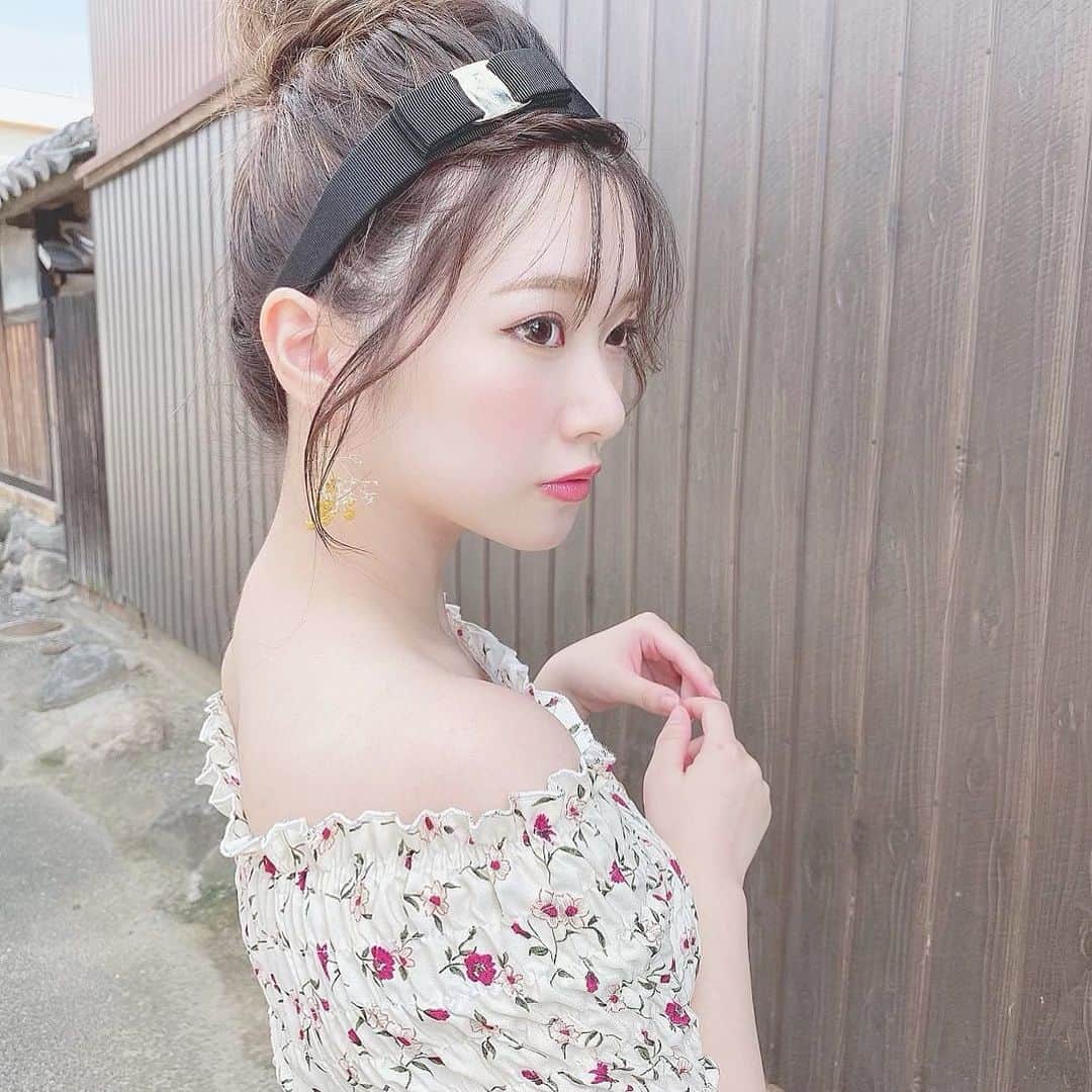 のインスタグラム：「． 今日から、８月がスタート🌴✨ * 昨日、YouTubeで紹介した ゴム１本で出来るお団子ヘアにカチューシャあわせ◌ 前髪は軽くしたくってねじって薄々にしてみた😂❣️ * その他にもゴムだけで出来るアレンジを ３種類紹介してるので まだ見てない方はハイライトからチェックしてね🌼 * 久しぶりに @gyugyubr_lme つけたら他のと 違ってかなり持ち上げてくれてびっくりした😳💘 (全色持ってるんやけど、ピンク初おろし🌸) シームレス加工やから汗っかきなこの時期には助かる← サラサラっとした生地やから着け心地も本当にいい☺️ 授乳もできたしそろそろバストケアにも力いらなきゃ〜 * #男の子ママ #男の子ベビー #おとこのこママ  #暗髪カラー #暗髪 #暗髪グレージュ #ナイトブラ #グレイル #きょコ #今日のコーデ #お団子アレンジ  #ギュギュブラ #シースルーバング #アレンジレシピ  #ヘアスタイル #簡単アレンジ #前髪アレンジ #ママコーデ #ママライフ #ママファッション #カラコン #ナチュラルメイク #お団子ヘア #pr #fashion #ootd #hairstyle #youtube #伊藤りか #snsクリエイター」