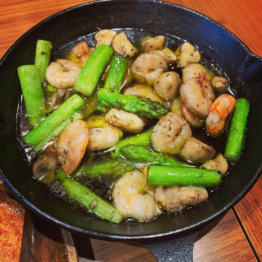 のインスタグラム：「アスパラ、海老、マッシュルームのアヒージョ。  #RyotasKitchen #料理男子 #料理好き男子 #男の料理」