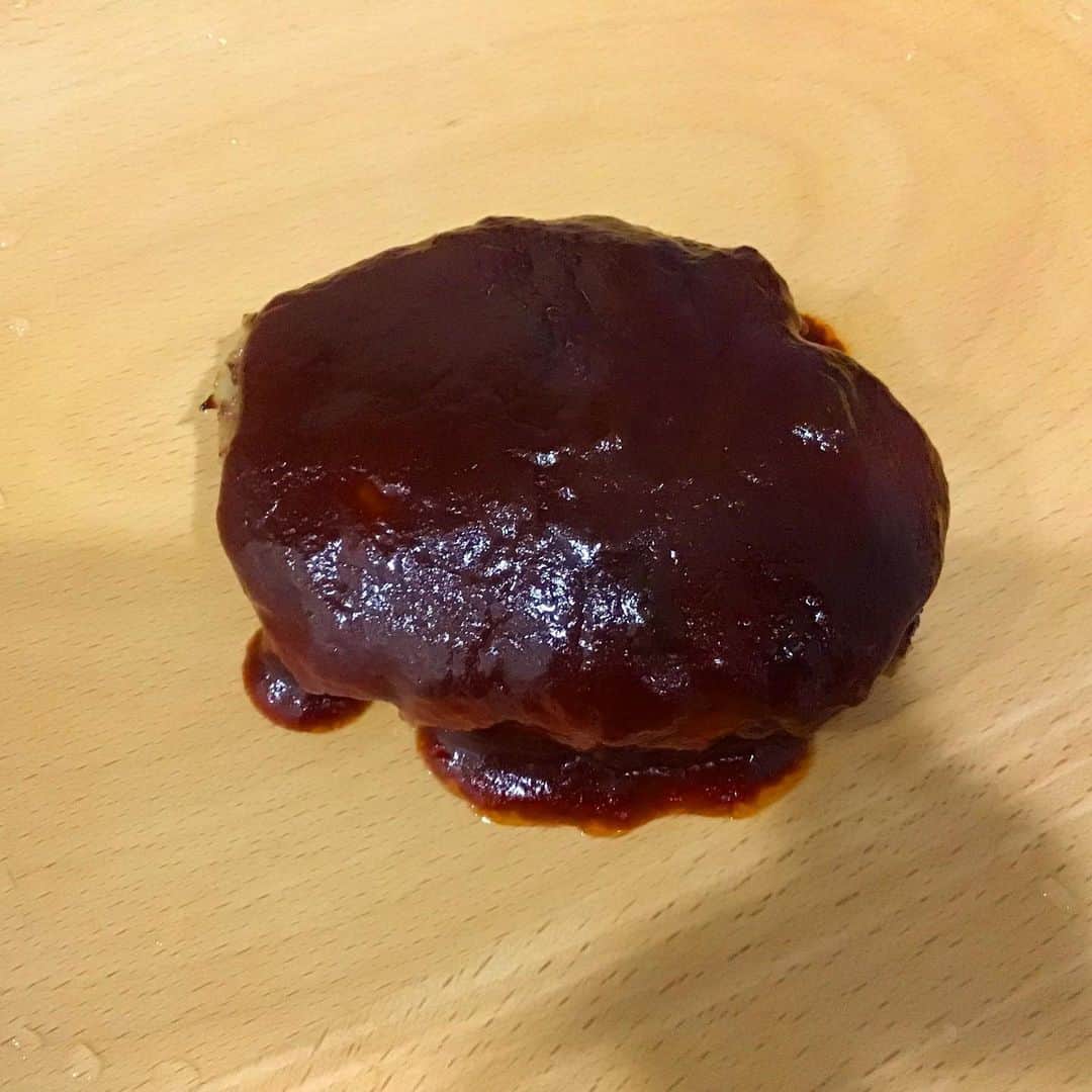 柴田淳さんのインスタグラム写真 - (柴田淳Instagram)「#ハンバーグ が食べたくて作りました やはりご飯が必要でした とても大きかったです 玉ねぎ多めの、繋ぎは片栗粉の、なんかちょっと味に距離がある感じでした でも美味しかった」8月1日 18時11分 - shibatajun_official