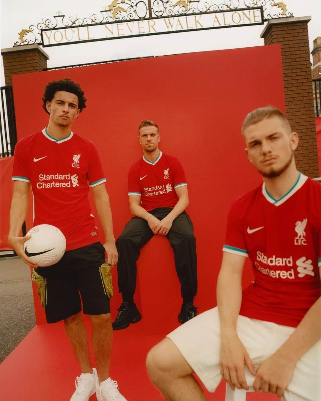 リヴァプールFCさんのインスタグラム写真 - (リヴァプールFCInstagram)「🤜🤛The start of a new journey... #TellUsNever #LFC #LiverpoolFC #LFCW」8月1日 18時23分 - liverpoolfc