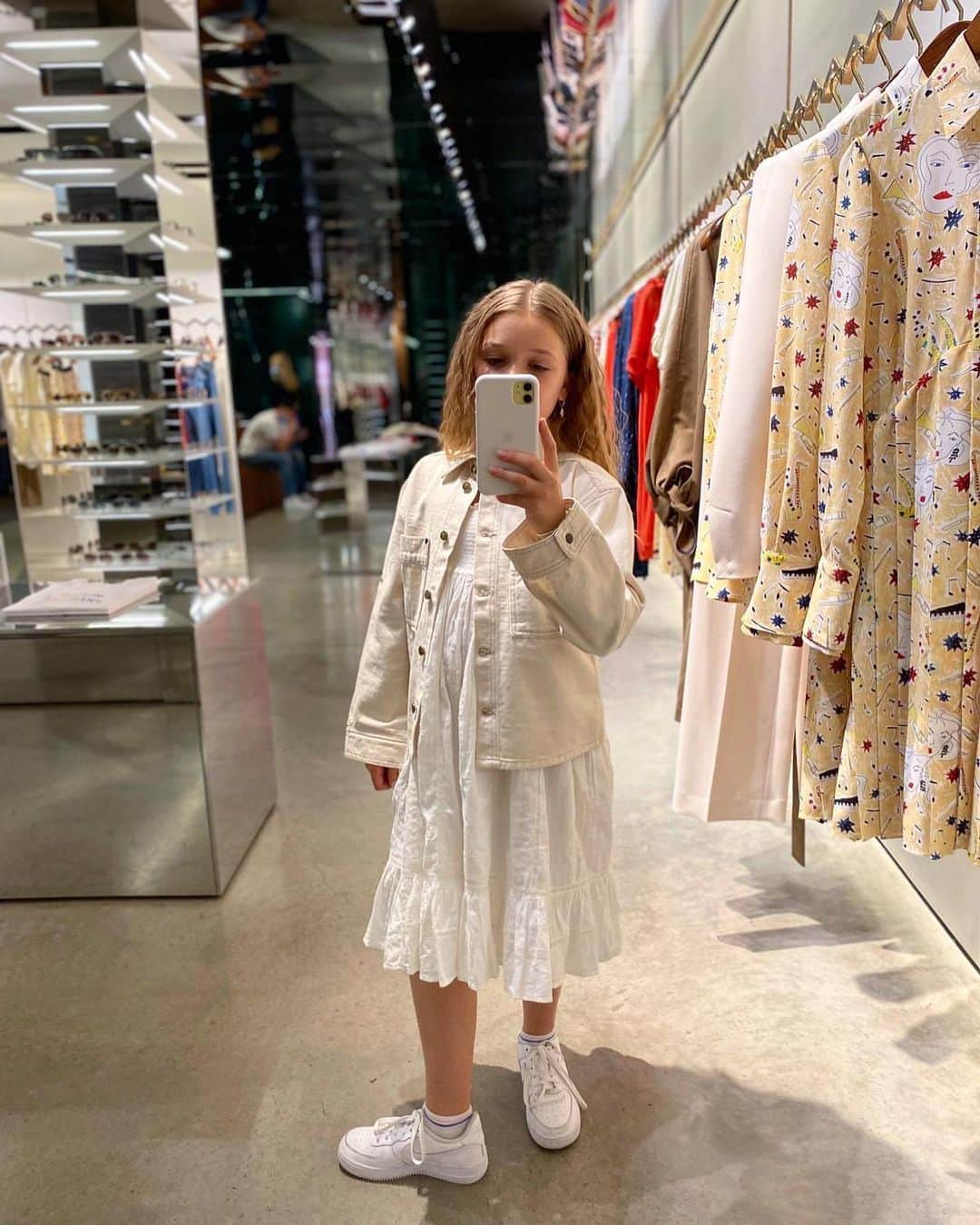 ヴィクトリアベッカムさんのインスタグラム写真 - (ヴィクトリアベッカムInstagram)「When @brooklynbeckham and @nicolaannepeltz take their little sister shopping 💕 #HarperSeven」8月1日 18時19分 - victoriabeckham