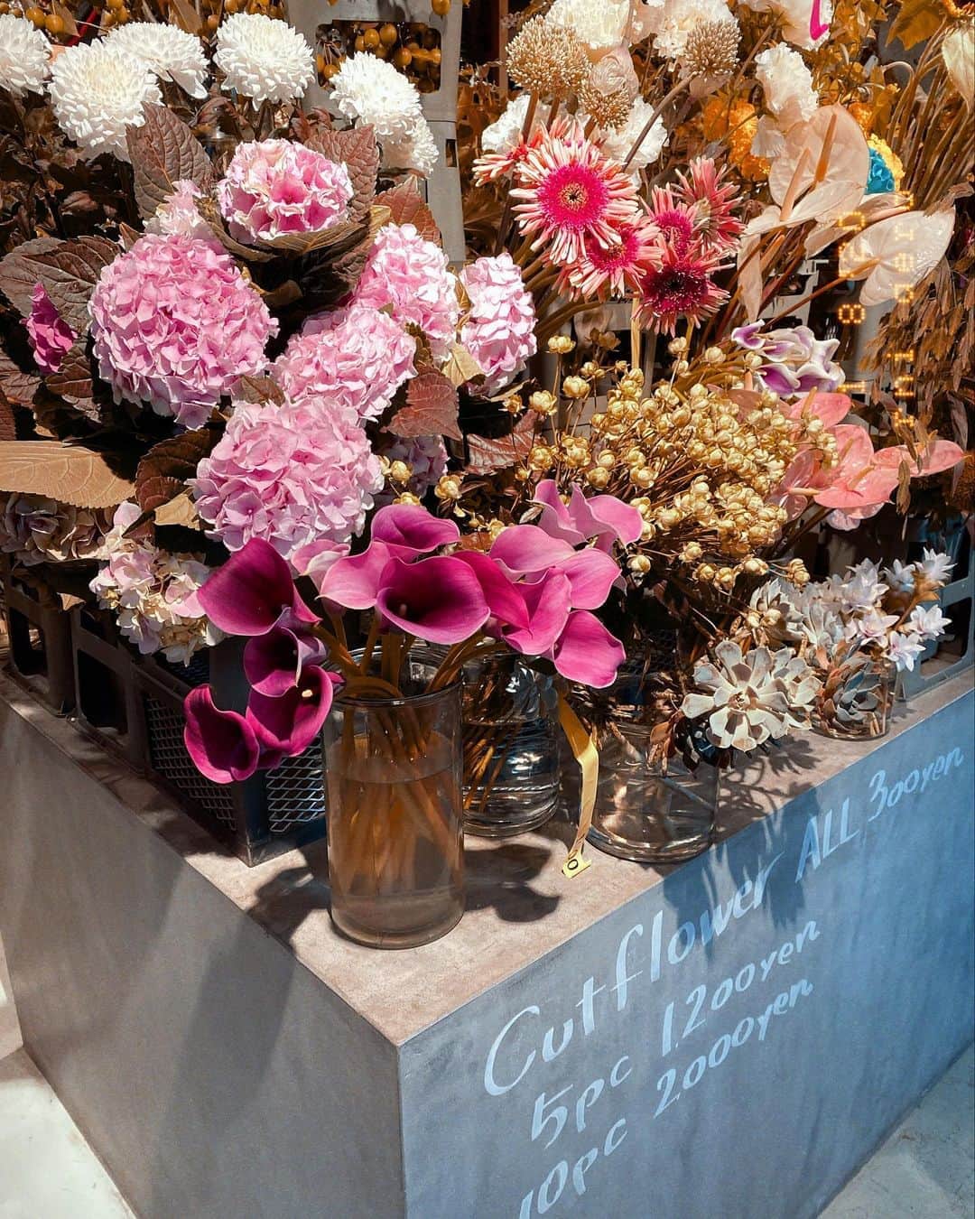 田中里奈さんのインスタグラム写真 - (田中里奈Instagram)「大好きなカフェ、大好きなお花屋さん、剥げたネイルも塗り替えて、好きなものに囲まれて8月がスタート！ 相変わらずオーツミルクにハマってるのでオーツミルクのカフェラテで。 今月もゆるりとよろしくお願いします♥  #littledarlingcoffeeroasters #allgoodflowers #rihka_nail #カフェ #東京カフェ」8月1日 18時25分 - tanakaofficial
