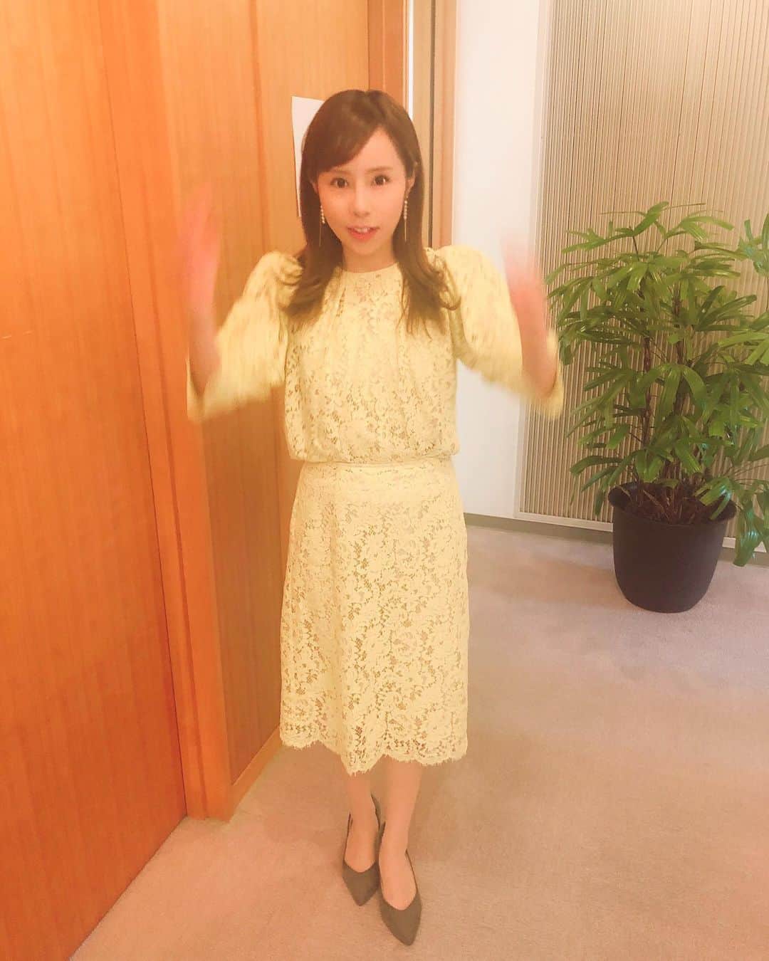 のインスタグラム：「衣装撮っていただいて﻿ 確認したら…﻿手が…！！！！😂﻿ ﻿ すごい躍動感になってた！！﻿ シュッ！！！！！って！！🙌﻿ ﻿ なにかしゃべってるよね。﻿ 何してるんだろう。笑﻿ ﻿ 変な瞬間撮れたからそのままあげるね。﻿ ﻿ 今日から8月。🥺✨✨✨﻿ え！もう？？？って思わない🤣？﻿ コロナが怖いけども梅雨も明けて﻿ セミの鳴き声が聴こえて…﻿ 小さな幸せを見つけながら﻿ 楽しい月にしたいものです🥰🌈﻿ ﻿ いつもイイネコメント﻿ ありがとうございます🙇‍♀️😭✨﻿ ﻿ #アナウンサー#衣装#イベント﻿ #オンラインセミナー#三谷産業#楽屋前﻿ #celford#tonal#plst﻿」