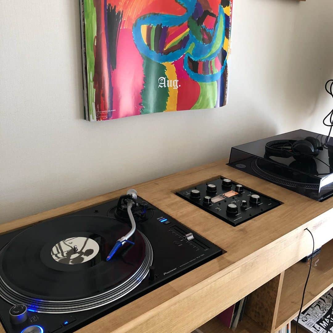 のインスタグラム：「世界に一つだけのDJ テーブル。 Made by My dad🌈👏🏽 今日は晴れた日に聴きたかったレコードを2人で何度も聴いた🌱」