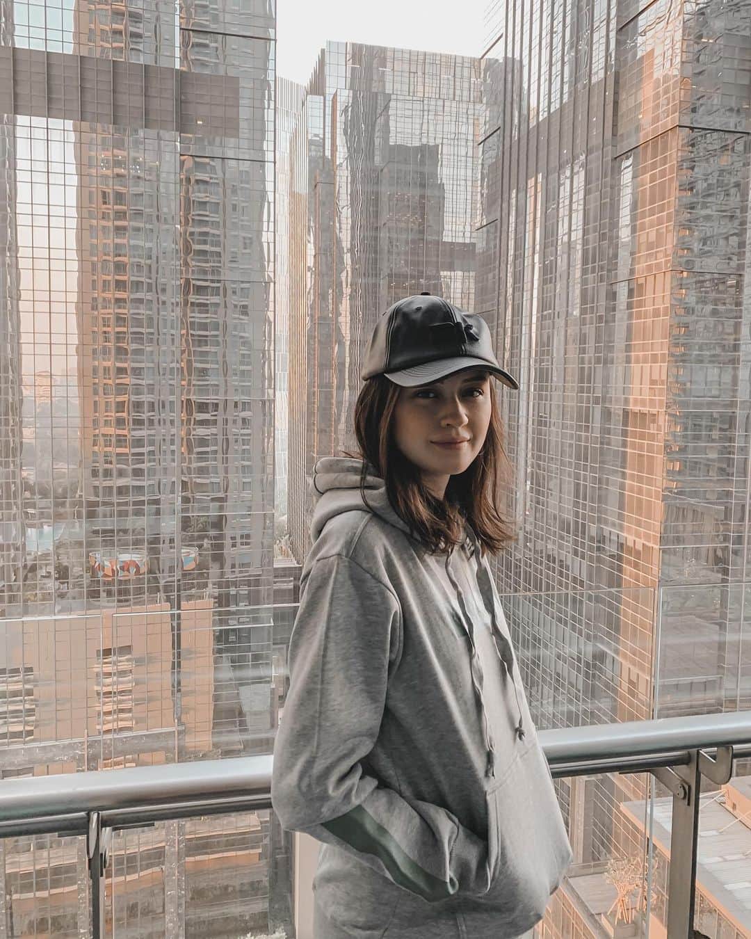 Kimberly Ryderのインスタグラム：「Goodbye high-rise life. 🌆 It’s been an interesting couple of years being able to see the smog situation over Jakarta with the naked eye. 🌫 📷 @edward_akbar」