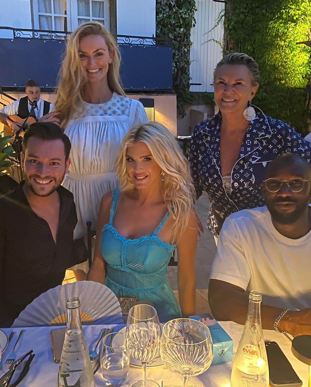 ヴィクトリア・シルヴステッドさんのインスタグラム写真 - (ヴィクトリア・シルヴステッドInstagram)「Evenings like this 🦋 Beautiful dinner with the #louisvuitton team St Tropez 💫 Merci @krystinasteen #sttropez」8月1日 18時40分 - victoriasilvstedt