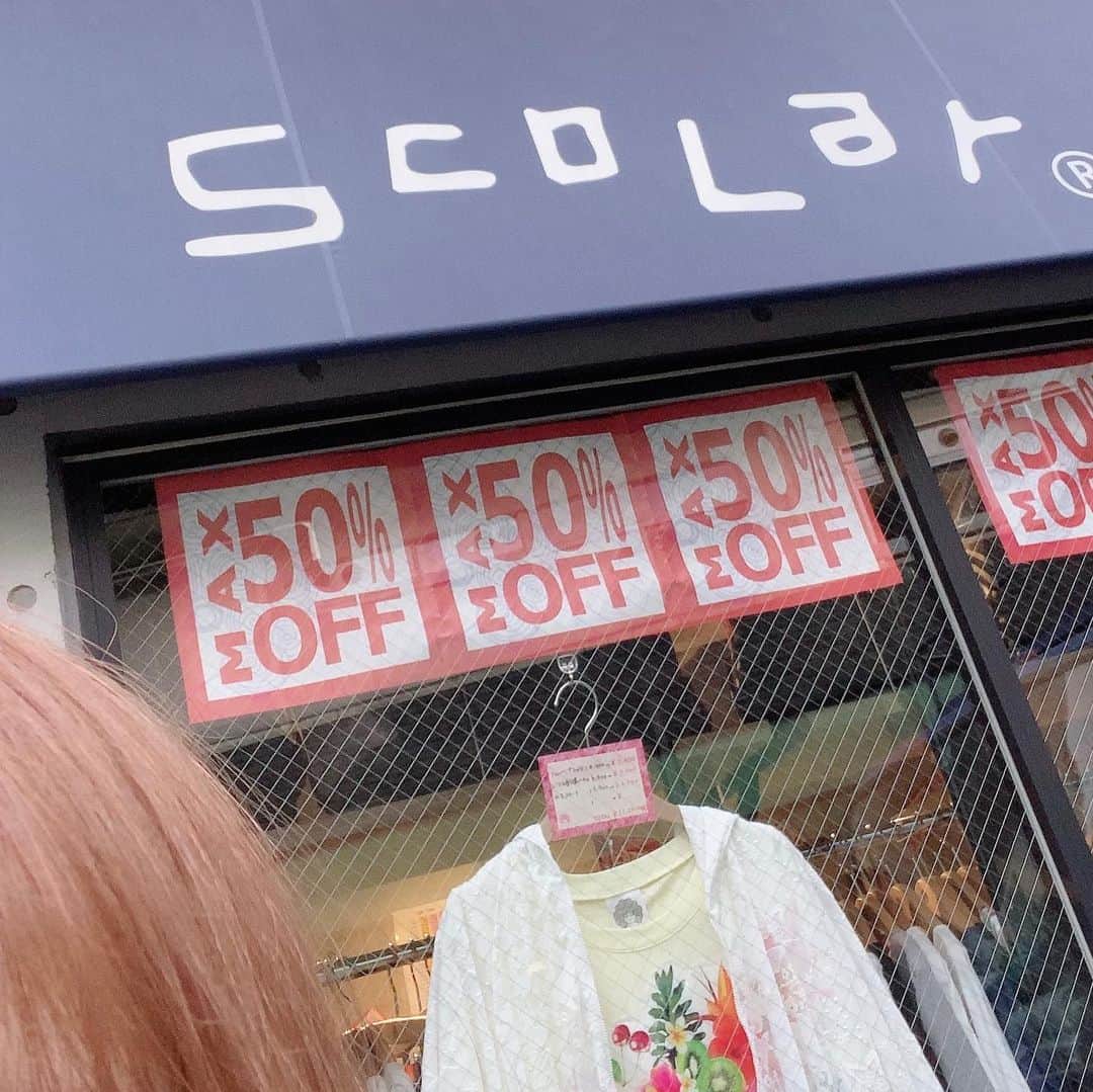 桜咲千依のインスタグラム：「仕事の合間にまた立ち寄れた( *´꒳`* ) スカラー原宿店✨ 欲しかったホワイトの刺繍カーディガンに出会えました❤ ネイビーも前に買えたので、ブラックも欲しくなってる...。 今日はiSScoLarたくさん☺ ノベルティのミラー可愛いぃぃぃ( *´꒳`* )  #スカラー #ScoLar #スカラーちゃん親衛隊」