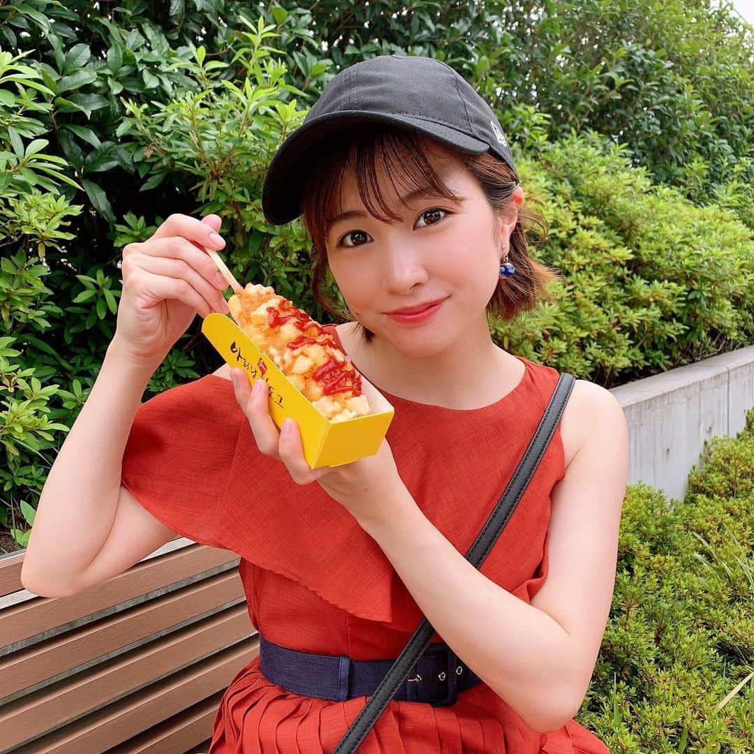 のインスタグラム：「.. ..  チーズハットグ🧀  ひっさしぶりに食べた！！ これだけの為に行って すぐ退散💨。  人のいない所まで 離れたら冷めちゃって チーズ伸びなかった😅  美味しかった💛  #韓国グルメ　#チーズハットグ #新大久保　#新大久保グルメ  .. ..」
