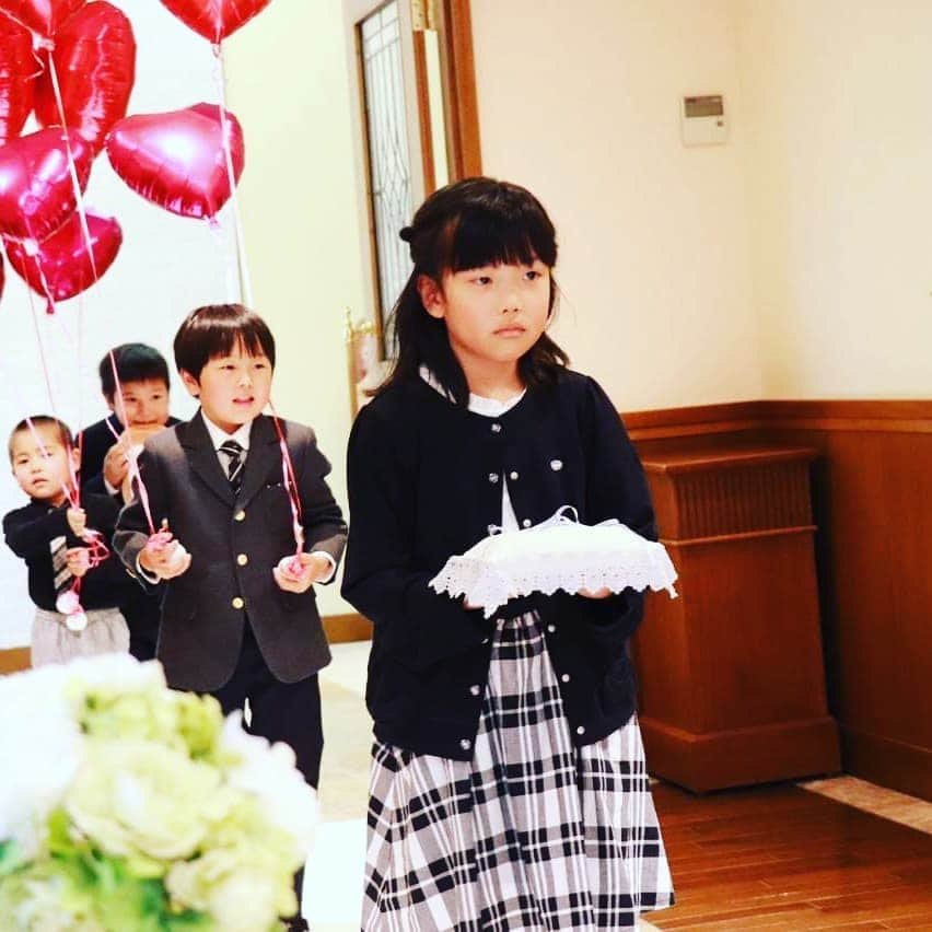 富山第一ホテルウェディングのインスタグラム：「🎈ｶﾜｲｲお子様たちのお手伝い💍 ゲストはほっこり癒されます✨ みんなご協力ありがとう💕 そしてお二人おめでとうございます✨お幸せに❗  #富山#富山第一ホテル #人前式演出  #ブライダルフェア #リングガール#リングボーイ#バルーン#バルーン演出 #挙式とお子様 #結婚式でバルーン #ホテルウェディング#結婚式 #ブライダル#ウェディング #チャペル#挙式#披露宴 #ウェディングドレス #タキシード#新郎新婦 #教会式#人前式 #会場コーディネート  #結婚式準備#北陸花嫁 #プレ花嫁」