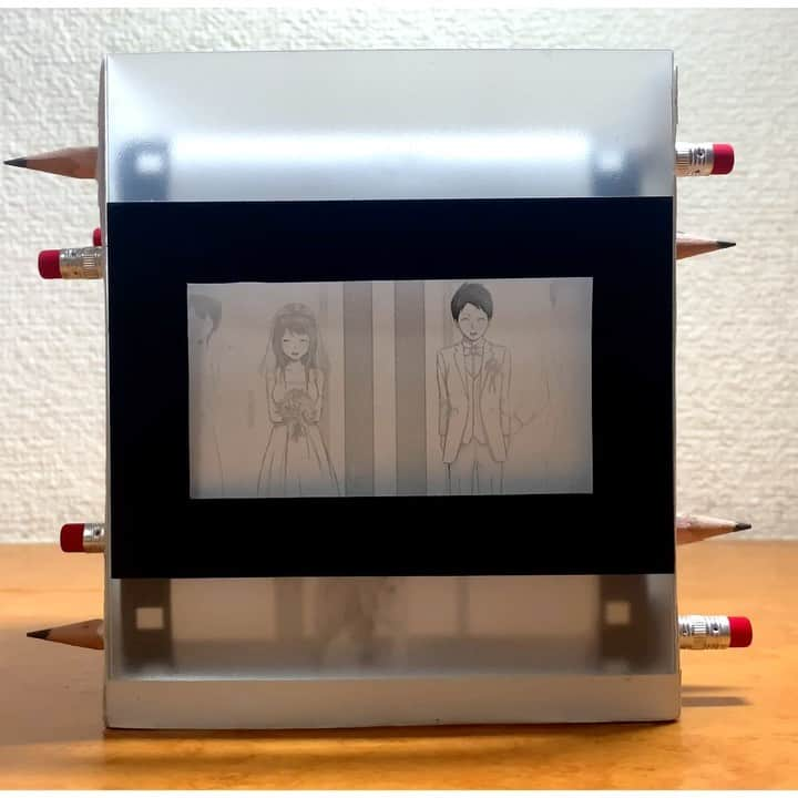 しんらしんげのインスタグラム：「私の大切な人  鉛筆と紙とクリアファイルで作りました。I made it with pencil and paper and plastic file folder.  #art #illust #animation #love #工作　#絵　#イラスト」