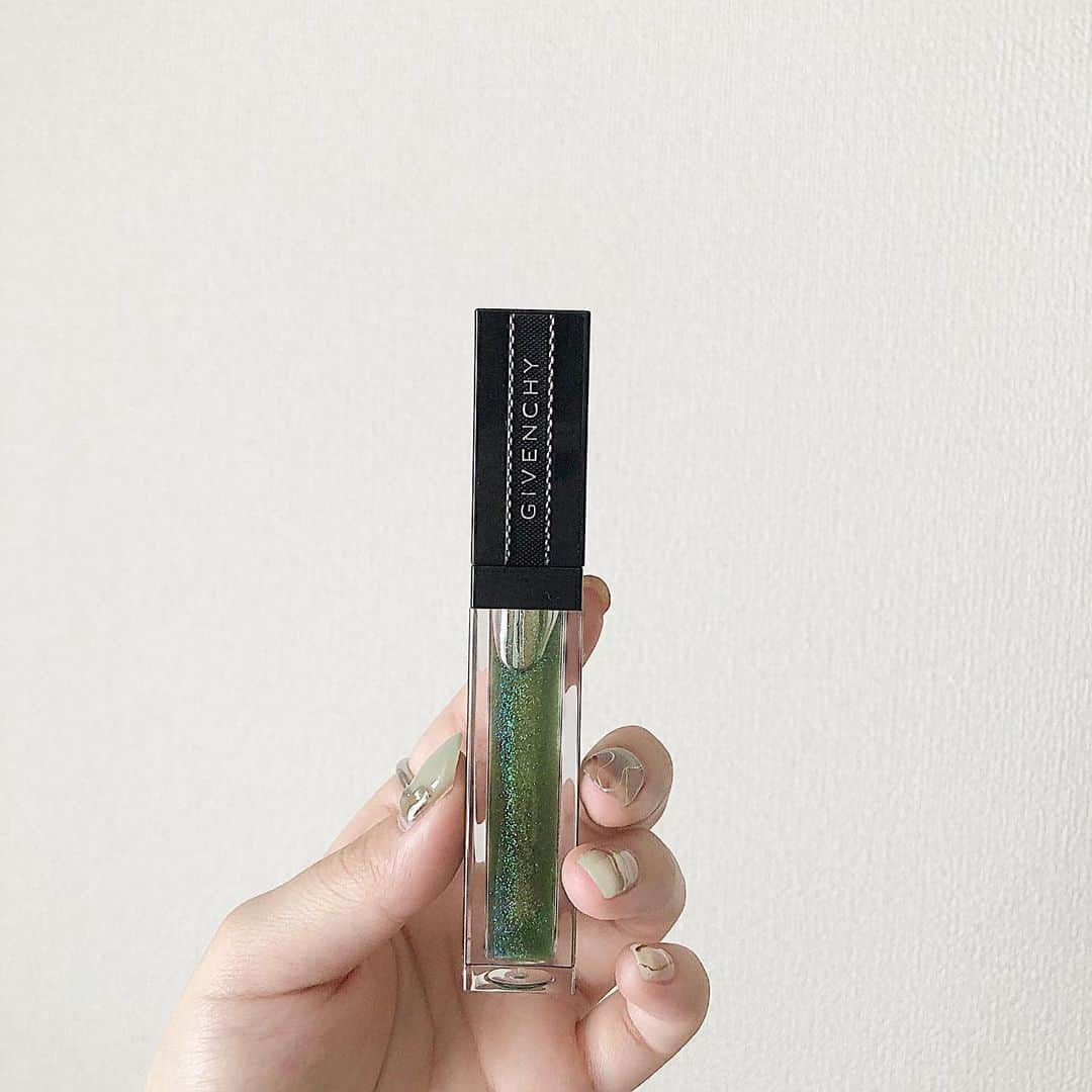 日下部愛菜のインスタグラム：「💄🌿 GIVENCHYのグロス初めて使った! 見た目がみどりでかわいい♡ ラメがキラキラで夏にぴったり〜〜🐚☀︎ かどありがとう♡♡ . . . #givenchy #リップ #グロス #グロスアンテルディ」