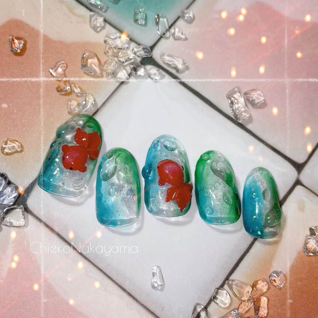 なかやまちえこのインスタグラム：「夏の金魚ネイル🎐⠀ ⠀ 8/23のPREGELの新色アンニュイシリーズも使いました✨⠀ 使用商材詳しくは2.3枚目をスライドして見てね👀✨⠀ #nail #nails #nailart #ネイル #美甲 #ネイルアート  #japanesenailart #manucure #japanesenails #manicurist #gelnails #أظافر #네일아트 #미용 #vẽmóng #ngườiđẹp  #เพ้นท์เล็บ #искусствоногтя #artedeuñas #เพ้นท์เล็บเจล #ジェルネイルデザイン #ネイルデザイン #senikuku #nagelkunst #サマーネイル #summernails #夏ネイル #金魚ネイル #金魚 @preanfaofficial @pregelofficial @bettygel_official @kimagure_cat_whim @joyartofficial @nail_premall @candypocket_official」