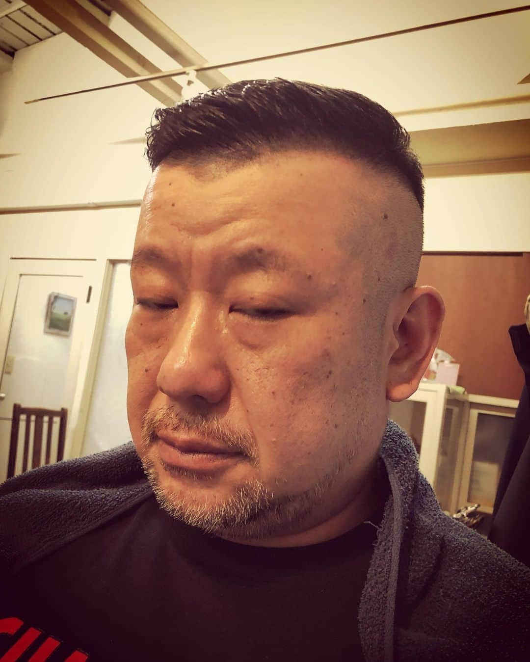 杉本知香さんのインスタグラム写真 - (杉本知香Instagram)「先月、にけつッ！で美容室の話出て嬉しかった😆  半目のコバさん。  おまけ画像😆2009年の写真😊  #中目黒美容室#半目  #ケンドーコバヤシ#ケンコバ#あんぎゃー #にけつッ #tenga茶屋#ケンコバのバコバコテレビ #サンテレビ #男前#大人の男#漢#おじさん#大人の色気#シブい#giカット #いかつい#前髪刈り上げ #おまかせカット」8月1日 19時02分 - sugimotoc