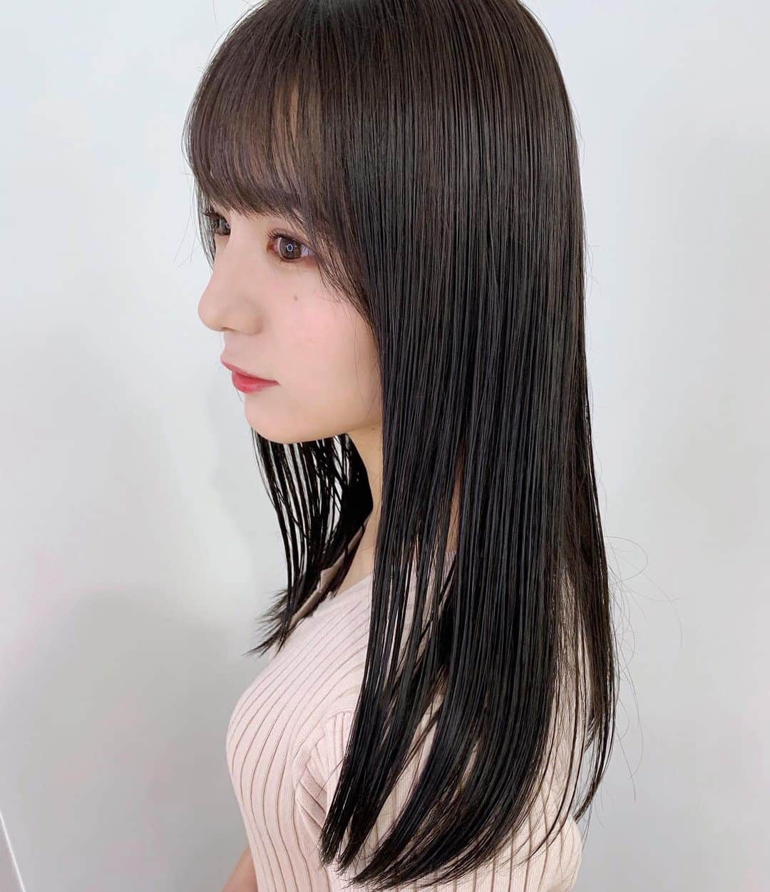 栗田麻理のインスタグラム：「. 暗めのアッシュにしていただきました☺️❤︎ . 染めたては勿論ですが、色落ちしても可愛いのが栗原さんのカラーなんです＾＾ ずっと色の変化を楽しむことができるので嬉しいです✨ . . 西日本に続いて関東甲信と東海が梅雨明けしましたね！☀️ 今年の夏もかなり暑いので熱中症に気をつけてお過ごし下さい🌻 .」
