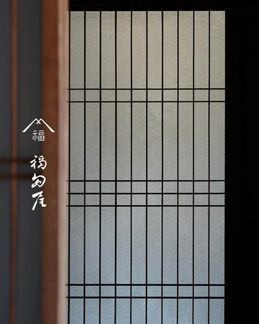 川上俊のインスタグラム：「Fukudaya Oumi :  琵琶湖湖畔の旅籠と湖水料理、一歩外に出れば琵琶湖という立地。１日１組限定。予約サイトオープンしました。ここにしかない特別な時間をぜひお試しください。  produced by naru developments brand design by artless Inc.  photography by Yuna Yagi @yunayagi   -  #Repost @fukudaya_oumi ・・・ - 予約サイトがオープンしました。　|　Bookings are now Open. - 背戸から一歩外に出れば、そこは一面の琵琶湖。 湖畔の風を感じながらこの場所にしか流れない時間を感じてください。   ご予約はこちらから ― TOPページのURLからでもご確認いただけます http://fukudaya.jp/   With the four million years old Lake Biwa just a stone’s throw away, Fukudaya is a tranquil oasis where the ebb and flow of lake water and the changing hues of the aquamarine sky feel magnified.   Reservations http://fukudaya.jp/en/」