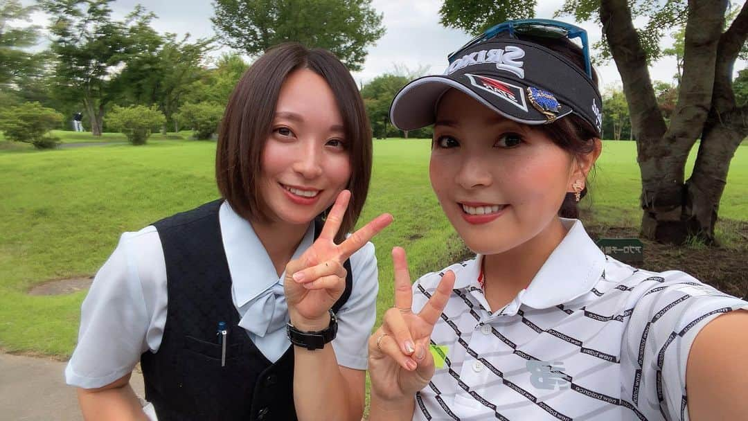 青木瀬令奈さんのインスタグラム写真 - (青木瀬令奈Instagram)「久しぶりの倶楽部我山⛳️にて 大好きな梢ちゃんと❤️ #倶楽部我山  7.8年前に我山に入りたてだった梢ちゃんがキャディとしてついてくれて、ラインの読み方とか教えたりしてたのに、久しぶりに我山に来たらまさかのキャディマスターになっててびっくり😳❤️ 成長したなあ🤣ま、お互い様か！😆 ⛳️ 去年はNECに観に来てくれて、久々の再会だったけど今年は無観客試合だから会えないと思ってたので思いがけないタイミングで会えて嬉しすぎました💓 ⛳️ 人との出会いはタイミング🌟 こういう出会いや気の合う友達を大切にしたいなと改めて思いました☺️🌸 #loveandthanks  #感謝」8月1日 19時06分 - serenaaoki_official