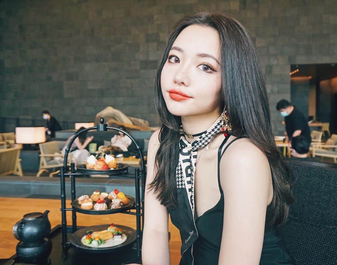 藤子さきのインスタグラム：「わーい23歳になりました🥰 誕生日とともに報告になりますが、実は7月に会社を立ち上げ、株式会社La mer Bertin代表取締役になりました。 夢だったコスメブランドが来年には完成するかな？  詳しくは今日アップした動画の方を見ていただければと思います🥰  そしてお祝いのDMありがとうございます😽 誕生日に梅雨明けして晴れたので嬉しい限りです。かわいいDiorのスカーフもプレゼントに貰って幸です🌞  これからもよろしくお願いします🥰 #Dior #amantokyo」
