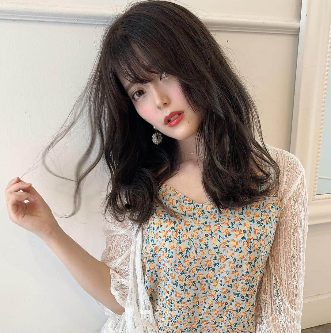 のインスタグラム：「たまには前の撮影データ✩.*˚ 透明感ヘアカラーが上手のいっしーさん"(ﾉ*>∀<)ﾉ  今回はPRじゃなく本気でずっと続けている撮影前の小顔、浮腫ケア！  小顔矯正 @kogaomagic のあむたんにお願いしているよ🐣♥ 全く痛くなくて効果が絶大だからオススメ！ 小顔矯正はもうここしか通ってない！！！ 芸能人やアイドルも通ってるらしいよ🤭♥️ 私のインスタ見たで 3万円→3900円になるよ♥  メイク前は  #小顔マジシャン きゅっと小顔クリームを塗ってマッサージをすると浮腫が凄くスッキリする😍  @bcl_company_official @vecuahoney.official   の #コロコロマッサージのすっきり美容液  も好きで、コロコロつきだから目の周りやおでこにクルクルするととっても気持ちいいよ🥰  マッサージは撮影前だけじゃなくてお風呂上がりに乳液を塗ったあとやパック後の肌がツルツル滑りやすい時に継続して行っているよ🥰  矢印を書いてみたんだけど、鎖骨下などを軽くマッサージして流してから耳をクルクル回して、首→肩→鎖骨下、顔も内側から外側→耳→首→肩→鎖骨下っていう感じで2分くらい毎日流しているよ！🥰  摩擦は肌荒れやくすみの原因になるから摩擦はなるべくしないようにパック後とかにしているよ🌸  このやり方はすっごくすっきりするからオススメ🐣⸜❤︎⸝‍ よかったらみんなもやってみてね！✩.*˚  ワンピース 私のセレクトショップの商品だよ🥰 シースルーシャツとセットで販売中⸜❤︎⸝‍  #小顔マッサージ #小顔矯正 #小顔効果 #浮腫 #花柄ワンピース #小花柄ワンピース #撮影データ #サロモ #モデル #フリーモデル #ヘアカタログ  #ヘアカタ #韓国ファッション #韓国ワンピース #シースルーカーディガン #イヤリング #暗髪カラー  #小顔サロン #中目黒小顔サロン #ヘアカラー #透明感カラー #クーポン配布中 #クーポン #インスタ見た #ますかけ線」