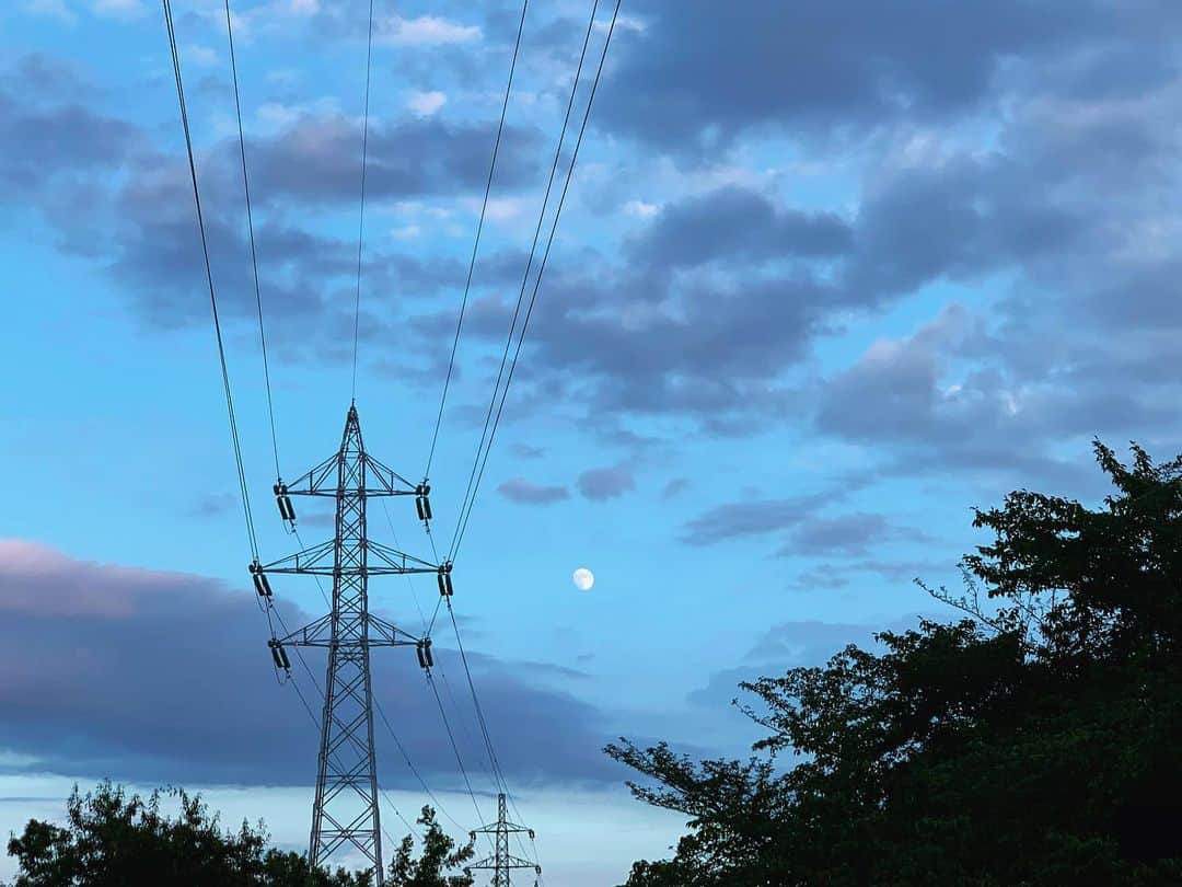 二宮愛のインスタグラム：「青空月。夏のてっぺん。  心が重力に逆らおうとしない時も、 「きっと彼奴もこんな気持ちになることあるのかな。今頃どんな顔してんだろう。」 って考えるだけで、自然とまたフフッと笑える私がいる。  彼奴が何処で、誰と、何をしていようと構わない。 人間らしく生きていてくれれば、それで良い。」