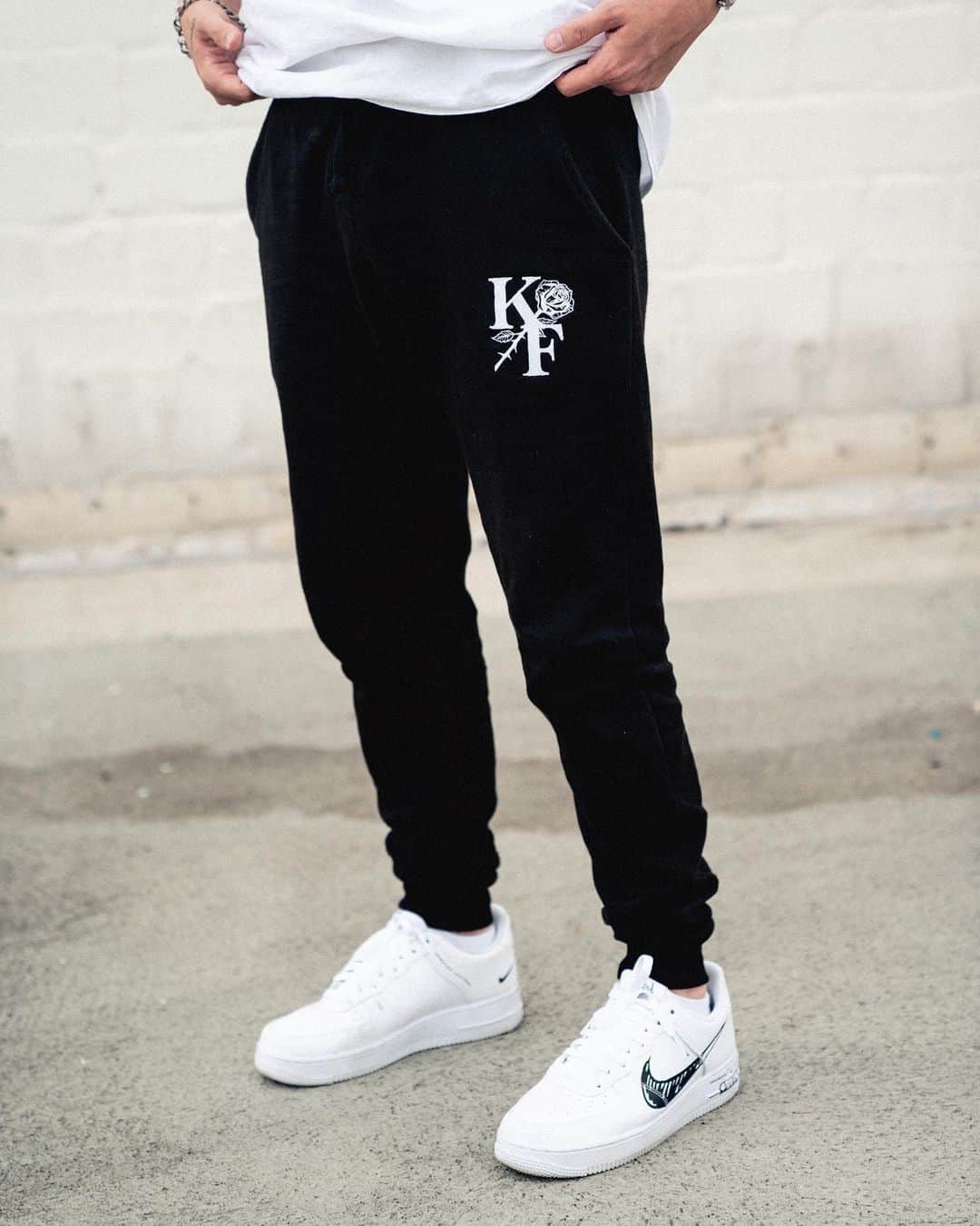 Kayefのインスタグラム：「S W I P E ⏩ JETZT ONLINE 🔥 Zipper und Sweatpants 🙌🏻Checkt den Shop ab :) www.kayef.de」