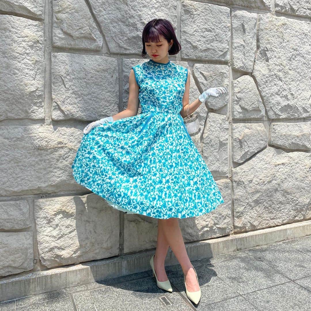 NUTTY Vintage&Collectibleのインスタグラム：「💎AUGUST SPECIAL NEW ARRIVAL💎  ☑︎50's special blue dress  エレガントでレディなムードたっぷりの上質なドレスです。 胸元のラインストーンや鮮やかなターコイズブルーのプリントは夏の太陽の下にぴったり。 パニエを忍ばせてドーリーな着こなしや、ボリュームを加えずデイリーにドレスのシルエットをお楽しみいただくのもおすすめです。 こんなドレスをさらっと着て街を歩いていたら、きっと素敵ですね＊  こちらもONLINE STOREでご注文いただきますと、送料無料でお届けいたします📮 ご自宅でのショッピングに是非ご活用下さいませ＊  🛒〜〜〜〜〜〜〜〜〜〜〜 SUMMER SALE LINE UP 〜〜〜〜〜〜〜〜〜〜〜〜🛒 🎟30%~50% OFF TICKET SALE 💎VINTAGE JEWELRY : EVERYTHING 10%OFF 🛀EVERYTHING ¥1000 BATHTUB 📮ONLINE STORE SHPPING FREE 〜〜〜〜〜〜〜〜〜〜〜〜〜」