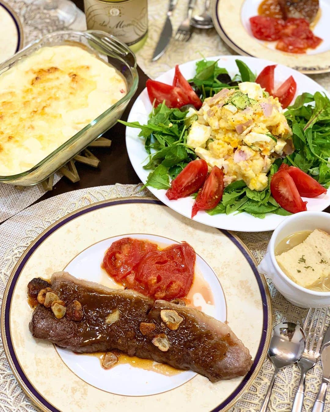 小林真由のインスタグラム：「⋆﻿ ⋆﻿ 夜ご飯。﻿ じゃがいもとお肉ラブなパパなので﻿そちらが多めです🥔🍽﻿ 子供はちょっとの甘いものも興味がなく お魚とお肉が大好き。不思議〜😂﻿ ﻿ #夜ご飯 #おうちご飯 #ご飯 #女の子ママ #1歳 #ベビー #ママライフ #マタニティ #マタニティライフ #妊婦 ﻿」