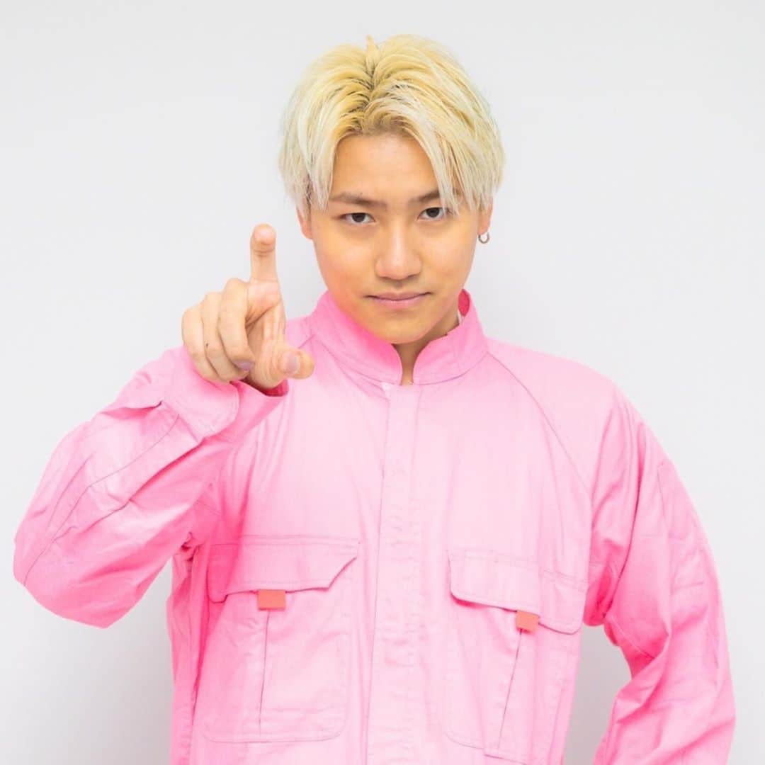 GENERATIONS高校TVのインスタグラム：「つなぎGENE🐷隼編🐷 . 隼がピンクのつなぎを着たら あの人にそっくり！？ でも似合ってるよ！って思う人🙋‍♀️ . 公式Twitter @gene_kou で検索🔍 ........................................................... #ABEMA #ジェネ高 #GENE高 #GENERATIONSfromEXILETRIBE #GENERATIONS #GENE #ジェネレーションズ #ジェネ #ジェネ犬 #小森隼 #白濱亜嵐 #数原龍友 #中務裕太 #片寄涼太 #佐野玲於 #関口メンディー #隼 #亜嵐 #龍友 #裕太 #涼太 #玲於 #メンディー」