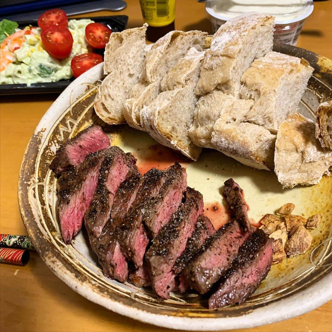 takegaeruのインスタグラム：「コロナ禍で肉を焼くスキルが上がりました ストレス溜まったら🥩を焼こう😋 #肉 #ステーキ #おうちごはん」