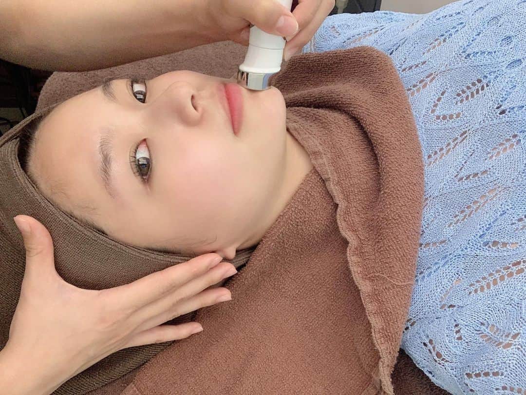 八軒あやねさんのインスタグラム写真 - (八軒あやねInstagram)「ミスコン前からお世話になっている 【皮フ科かわさきかおりクリニック】さんへ お肌のメンテナンスと相談へ🌈  @dr.kaorikawasaki  @dr.kaorikawasaki.staff  . . . 生活スタイルが変わり、 お肌の荒れがずっと続いていたので ✅プラズマシャワー ✅超音波導入 の施術をしていただき、 ✅漢方 ✅美容液 ✅サプリメント 購入して続けていくことに😌 . . シミは全然なかったけど 擦れや繰り返しできていたニキビの跡が課題です🥺 . . . プラズマシャワーは あらゆる肌トラブルに効く🔥 . .  超音波導入 たくさん美容成分をお肌に入れることができます🔥 . . . 先生もスタッフさんも皆んなお綺麗で、いつもまじまじと見てしまいます🤣💎 私も頑張ってお肌綺麗にするぞーっ！！！ . . . 購入した商品は次の投稿でご紹介しますね💕 . . . #皮フ科かわさきかおりクリニック #かわさきかおりクリニック　#西宮皮膚科　#西宮美容皮膚科　#美肌　#プラズマシャワー　#超音波導入　#プラズマシャワー兵庫　　#美容オタク　#肌荒れ改善　#ニキビ改善　#美容　　#ベストオブミス兵庫2020グランプリ #bestofmisshyogo2020 #ベストオブミス兵庫2020 #ミス兵庫」8月1日 19時23分 - ayagram_8_