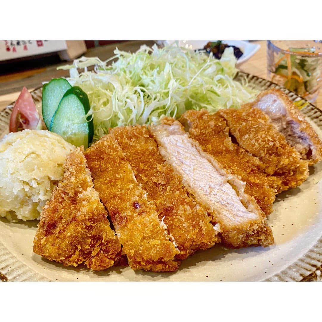 中田奈沙さんのインスタグラム写真 - (中田奈沙Instagram)「Shimanto pork cutlet🐖 窪川駅の @40010ekimeshi で 四万十ポークの分厚いとんかつを🤤 脂が甘く、肉も柔らかくて全然重くないんです！ お昼からぺろりでした❤️ . #奈沙ログ #奈沙ログin高知 #奈沙ログin四万十町  #奈沙旅in高知 #奈沙旅in四万十町  #shimanto #shimanttown #kubokawa #kochi #foodie #foodpic #foodgasm #foodporn #instafood #foodstagram #shimantopork #porkcutlet #pork #四万十ポーク #四万十町 #窪川 #高知 #しまんとえきめしform #とんかつ  #道の駅 #四万十 #豚 #豚肉 #グルメ #窪川駅」8月1日 10時31分 - nasa_nakada