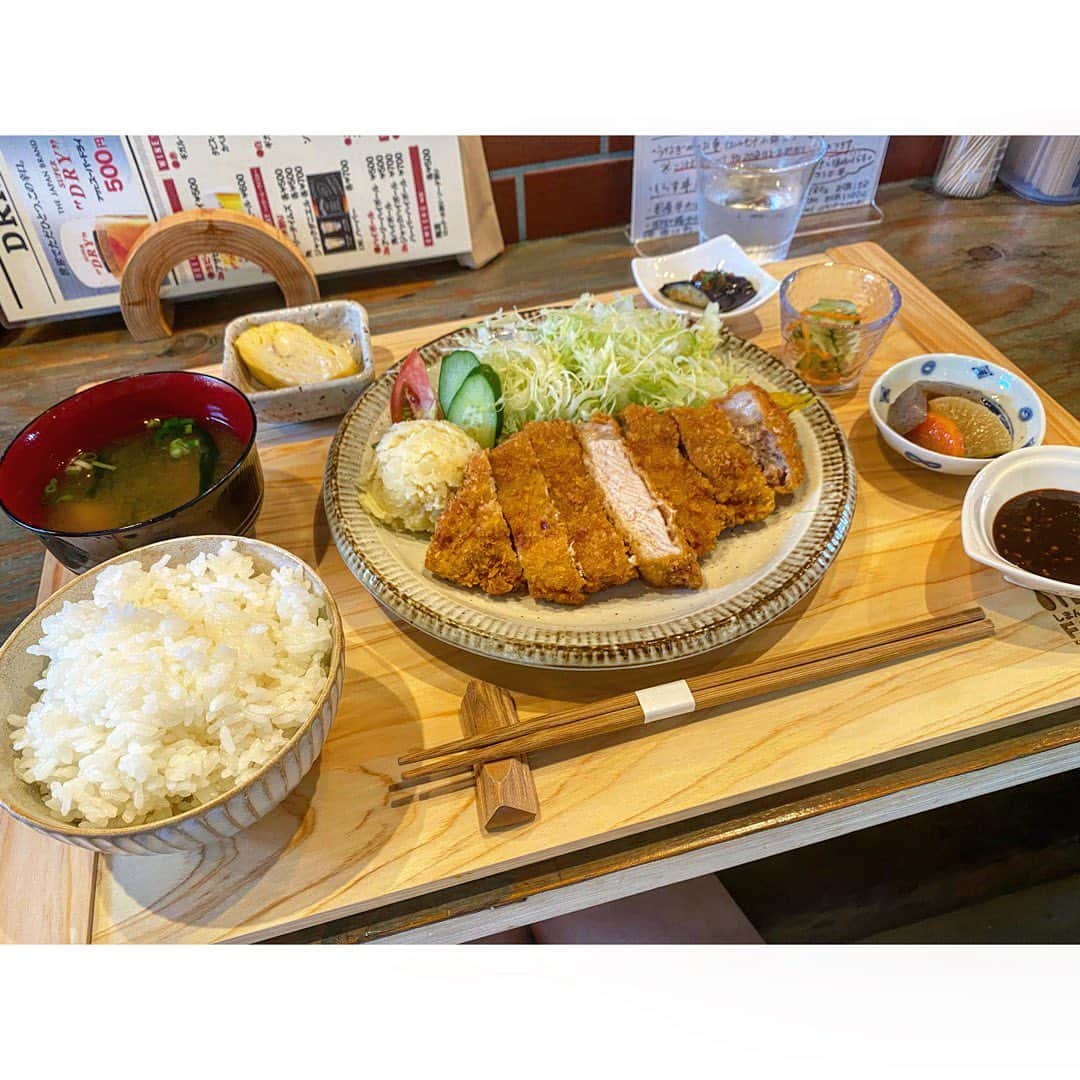 中田奈沙さんのインスタグラム写真 - (中田奈沙Instagram)「Shimanto pork cutlet🐖 窪川駅の @40010ekimeshi で 四万十ポークの分厚いとんかつを🤤 脂が甘く、肉も柔らかくて全然重くないんです！ お昼からぺろりでした❤️ . #奈沙ログ #奈沙ログin高知 #奈沙ログin四万十町  #奈沙旅in高知 #奈沙旅in四万十町  #shimanto #shimanttown #kubokawa #kochi #foodie #foodpic #foodgasm #foodporn #instafood #foodstagram #shimantopork #porkcutlet #pork #四万十ポーク #四万十町 #窪川 #高知 #しまんとえきめしform #とんかつ  #道の駅 #四万十 #豚 #豚肉 #グルメ #窪川駅」8月1日 10時31分 - nasa_nakada